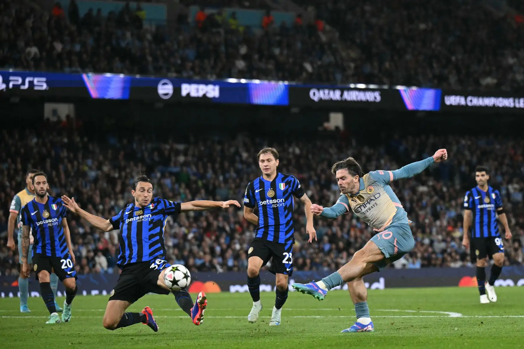 El defensor italiano del Inter de Milán, Matteo Darmian bloquea este disparo del centrocampista inglés del Manchester City, Jack Grealish  durante la Liga de Campeones de la UEFA, partido de fútbol de fase liguera entre Manchester City y el Inter de Milán en el estadio Etihad, en Manchester. noroeste de Inglaterra.
Foto: AFP