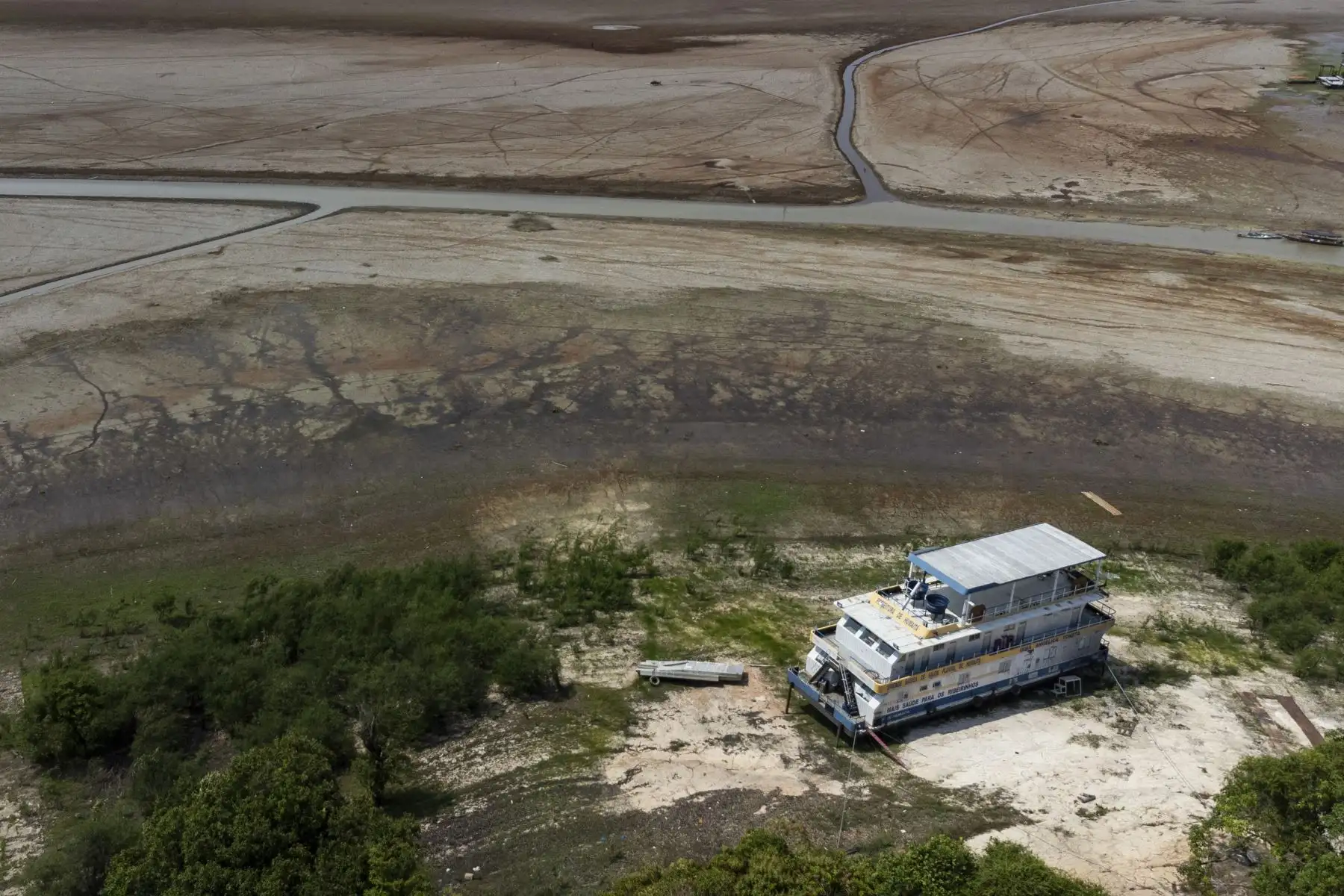 En el lago Puraquequara, en la zona metropolitana de Manaos, Isaque Rodrigues, vendedor de 57 años, está cavando un pozo en un barrizal que hasta hace poco estaba cubierto de agua. Foto: EFE