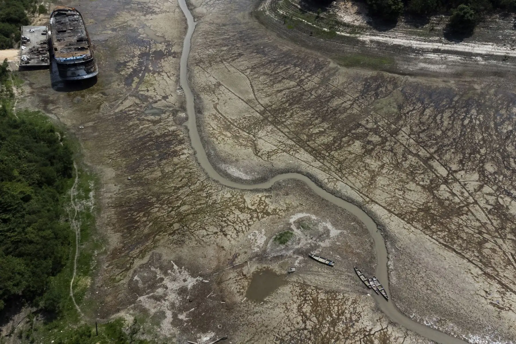 El vendedor vive en una casa de madera flotante que ha tenido que trasladar a una área más profunda del lago para que no quede encallada. Foto: EFE