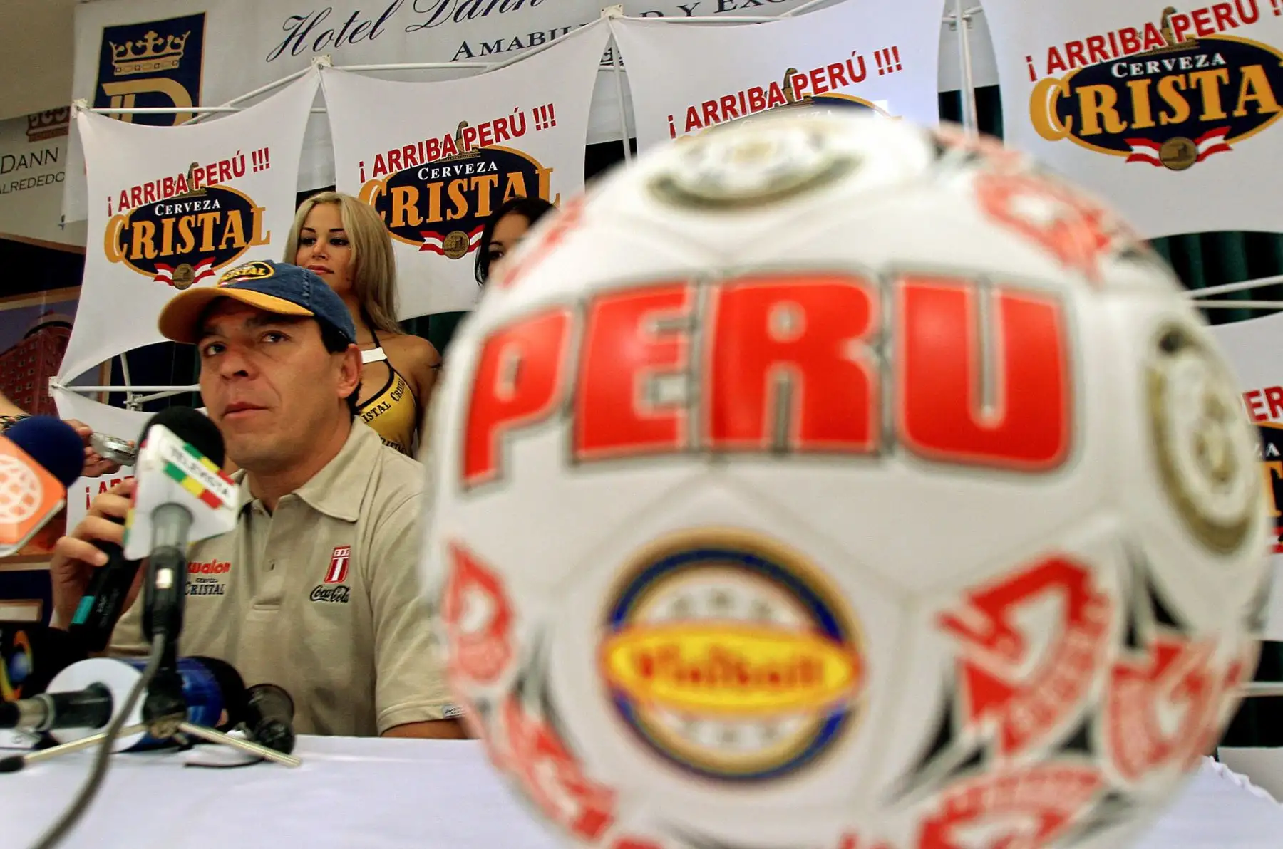 Freddy Ternero, director tecnico de la seleccion de futbol de Peru, habla en rueda de prensa el 03 de junio de 2005 en la ciudad de Barranquilla, Colombia. Foto: AFP