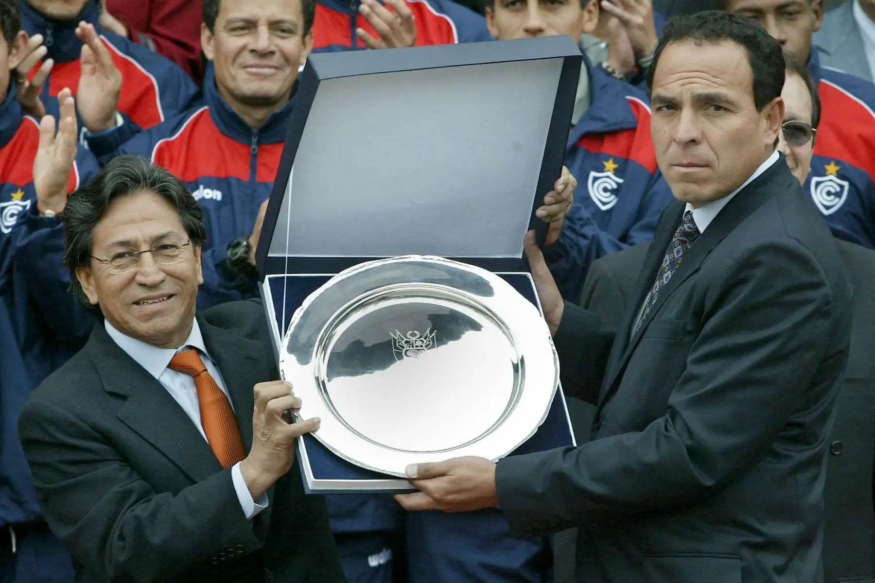 El presidente peruano Alejandro Toledo entrega una placa recordatoria al director técnico del club Cienciano del Cuzco, Freddy Ternero, durante un homenaje realizado en el palacio de gobierno en Lima, el 10 de setiembre de 2004. Toledo homenajeó a los integrantes del club Cienciano por su triunfo en la Recopa Sudamericana de Fútbol 2004 disputada con Boca Juniors de Argentina el 07 de setiembre en Miami. Foto: AFP