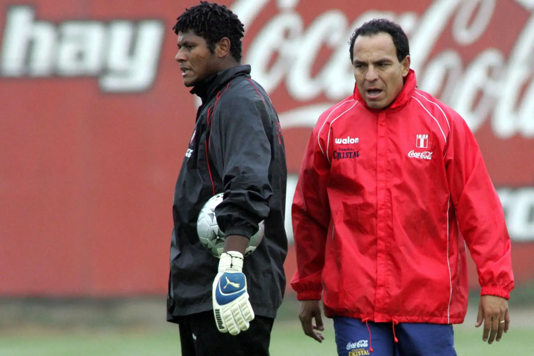 El exarquero de la selección nacional de futbol de Perú, Juan Flores recibe instrucciones del nuevo entrenador del equipo, el peruano Freddy Ternero el 26 de mayo de 2006 en Lima. Foto: AFP