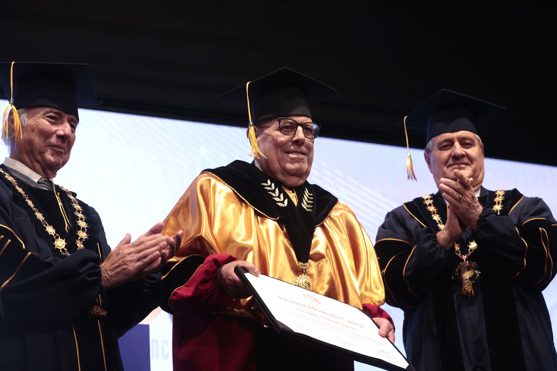 Presidente del Banco Central de Reserva del Perú, Julio Velarde, recibe la distinción del doctorado honoris causa de parte de la Universidad San Ignacio de Loyola. ANDINA/Vidal Tarqui