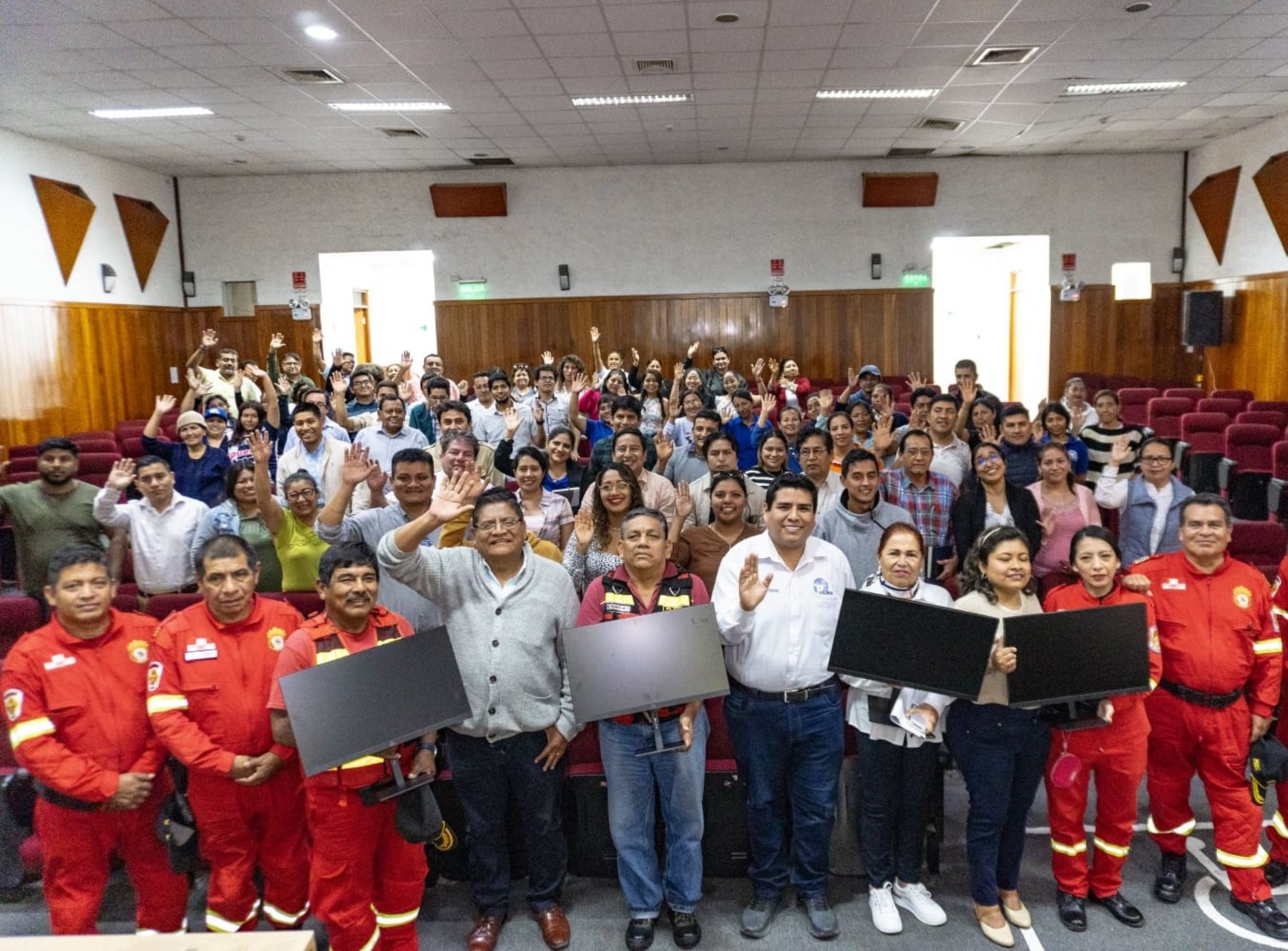 Las 13 compañías de bomberos que operan en Piura se beneficiaron con la entrega de igual número de computadoras, que ayudarán a optimizar la atención de emergencias.