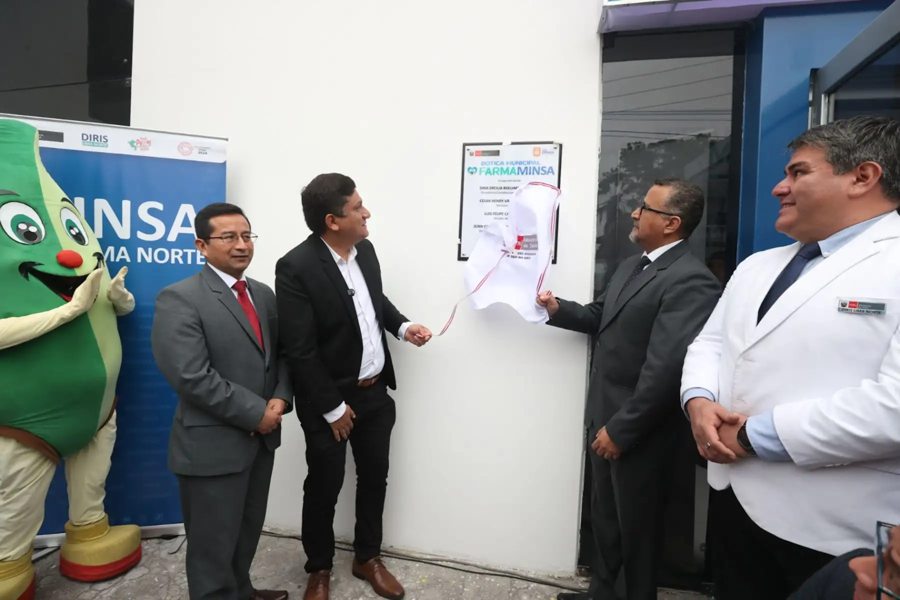 El Viceministro de Salud,Ricardo Peña, inauguró un nuevo FarmaMinsa en Lima norte. La botica llegó a la Municipalidad de Los Olivos para ofrecer medicamentos y dispositivos médicos esenciales a más de 300 000 vecinos del distrito.

Foto: ANDINA/Juan Carlos Guzmán Negrini
