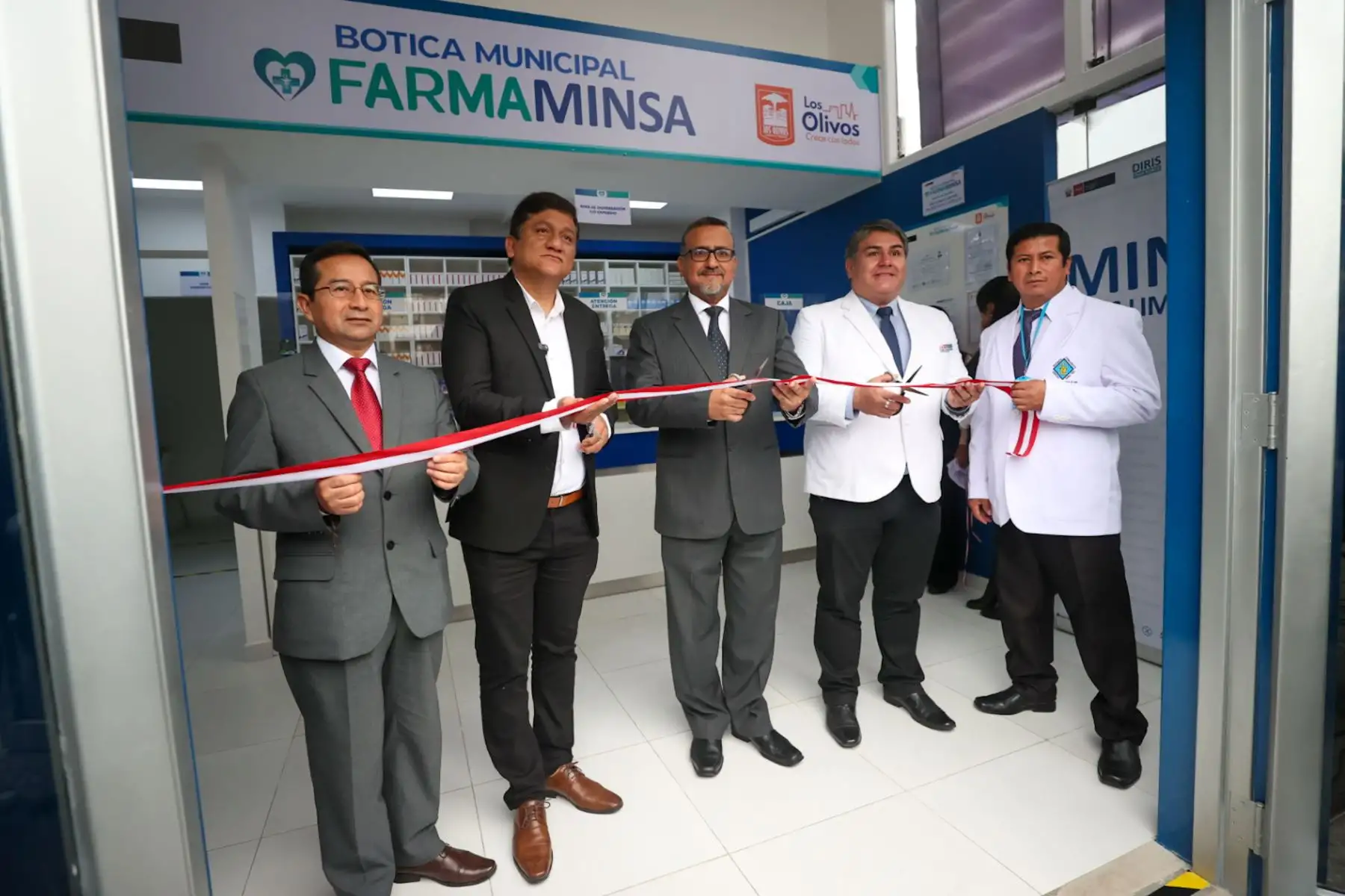 El Viceministro de Salud,Ricardo Peña, inauguró un nuevo FarmaMinsa en Lima norte. La botica llegó a la Municipalidad de Los Olivos para ofrecer medicamentos y dispositivos médicos esenciales a más de 300 000 vecinos del distrito.

Foto: ANDINA/Juan Carlos Guzmán Negrini