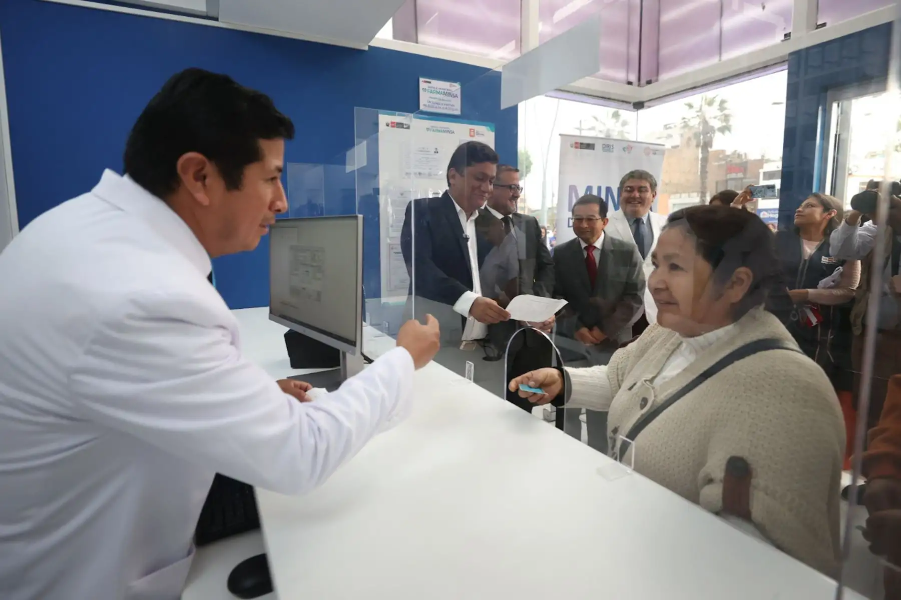 La botica llegó a la Municipalidad de Los Olivos para ofrecer medicamentos y dispositivos médicos esenciales a más de 300 000 vecinos del distrito.

Foto: ANDINA/Juan Carlos Guzmán Negrini