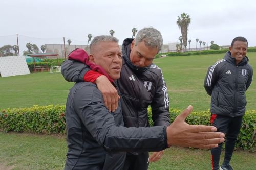 José Luis Carranza junto a José Guillermo del Solar en las instalaciones del club Universitario de Deportes.