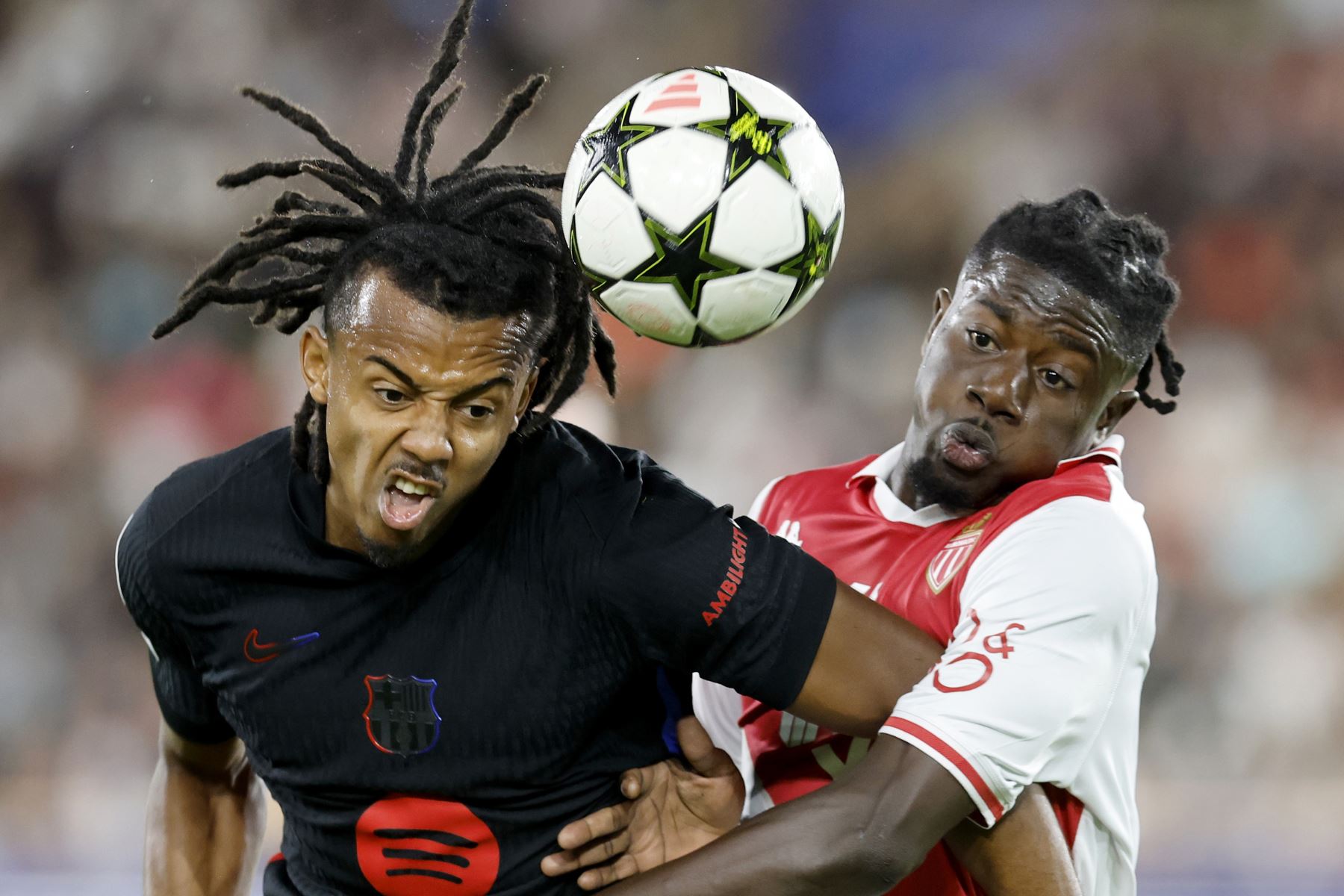 Mohammed Salisu del Mónaco se disputa el balón con Jules Kounde del Barcelona durante el partido de la Liga de Campeones de la UEFA entre AS Monaco y Barcelona en Mónaco, el 19 de septiembre de 2024. Foto: EFE