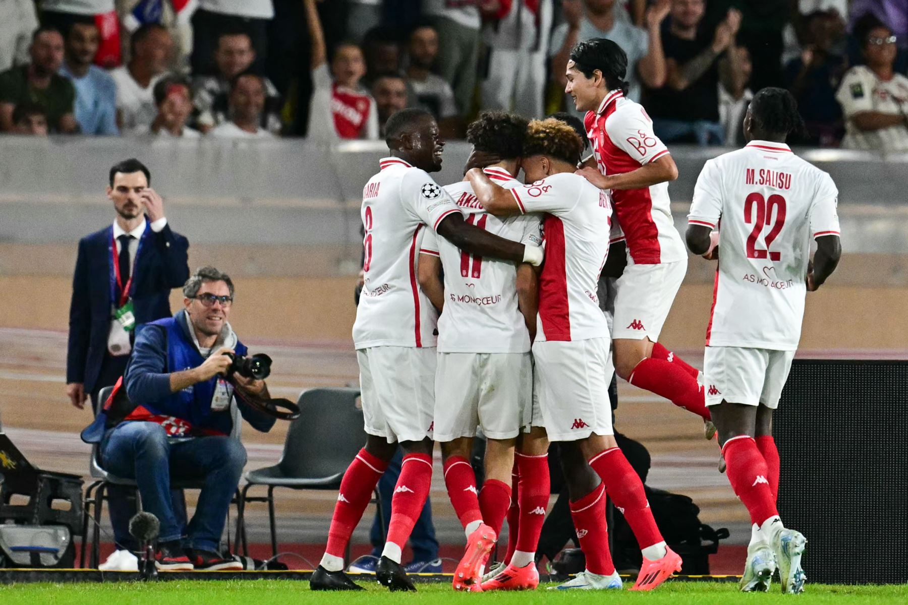 El centrocampista francés del Mónaco, Maghnes Akliouche celebra con sus compañeros después de marcar el primer gol de su equipo durante el partido de fútbol de la primera ronda de la Liga de Campeones de la UEFA entre el AS Mónaco y el FC Barcelona en el estadio Louis II del Principado de Mónaco. Foto: AFP