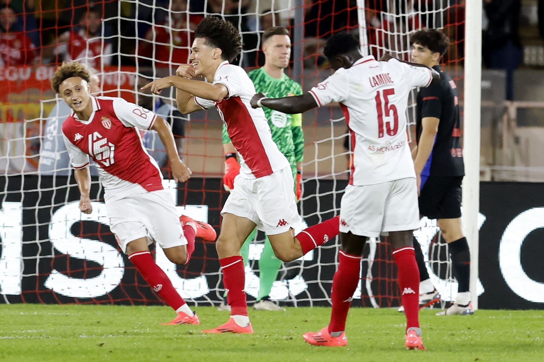 Maghnes Akliouche del Mónaco celebra tras marcar el primer gol para su equipo durante el partido de la Liga de Campeones de la UEFA entre el AS Monaco y el FC Barcelona en Mónaco, el 19 de septiembre de 2024. Foto: EFE