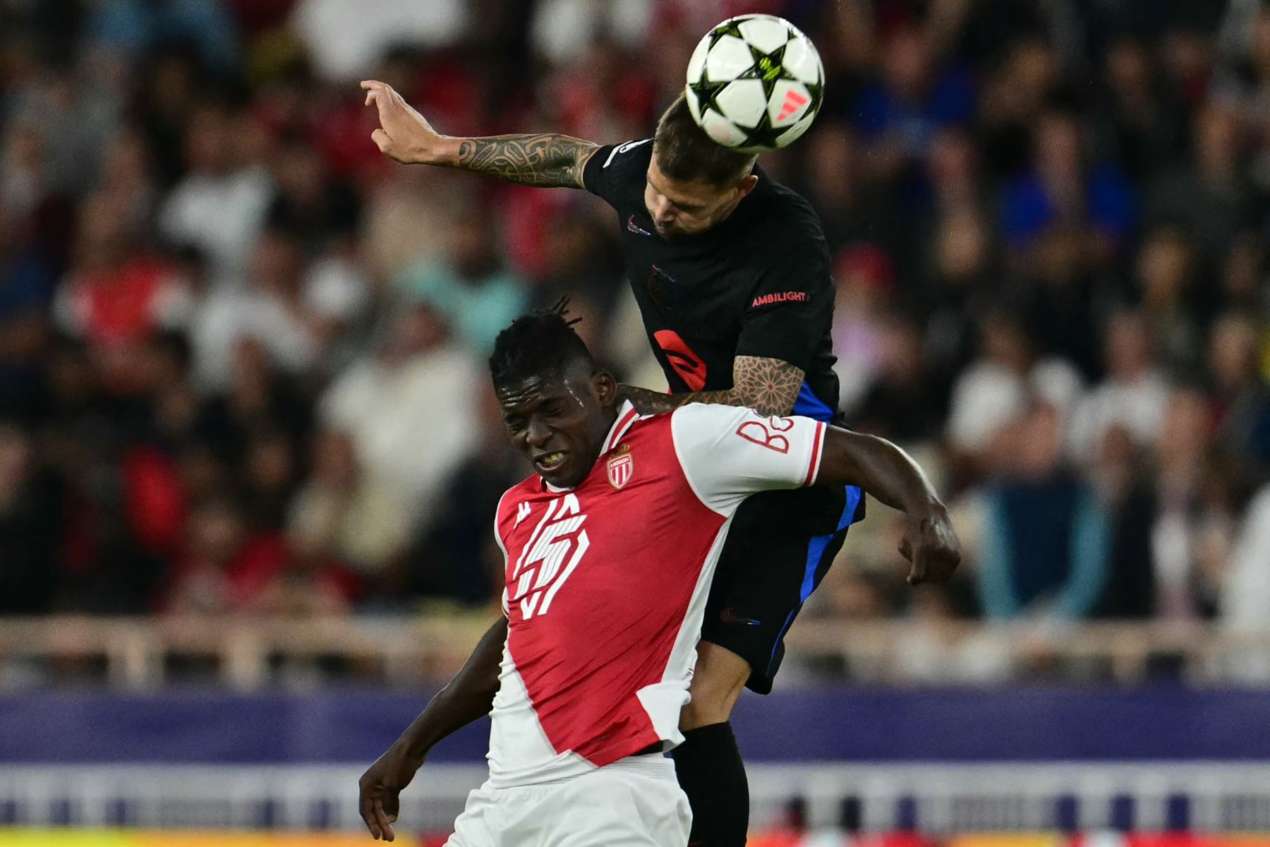 El delantero suizo del Mónaco, Breel Embolo, disputa el balón con el defensor español del Barcelona, Iñigo Martínez Berridi, durante la primera ronda de la Liga de Campeones de la UEFA, partido de fútbol entre el AS Mónaco y el FC Barcelona en el estadio Louis II del Principado de Mónaco. Foto: AFP