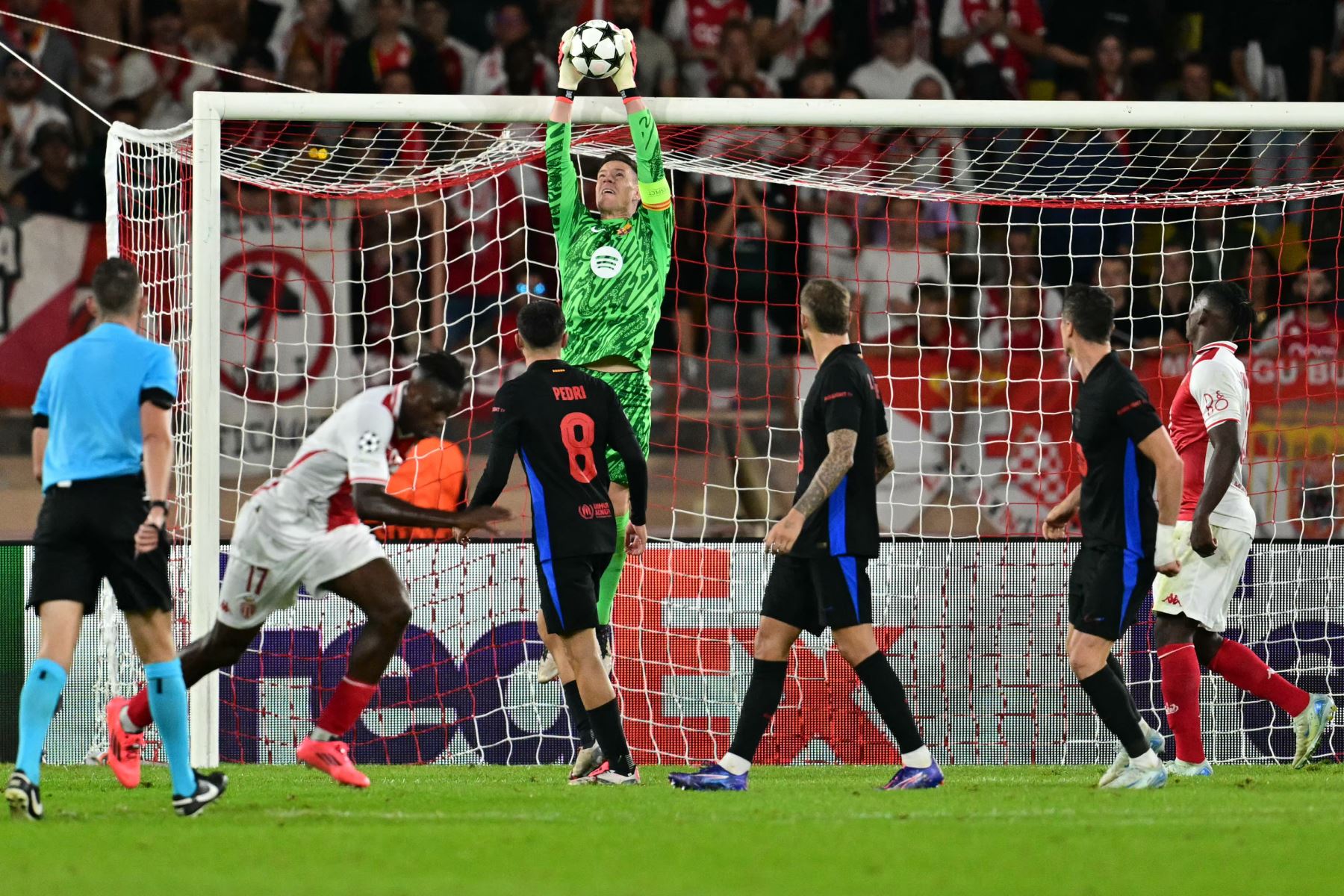 El portero alemán del Barcelona, Marc-Andre Ter Stegen, detiene un balón durante el partido de fútbol de la primera ronda de la Liga de Campeones de la UEFA entre el AS Mónaco y el FC Barcelona en el estadio Louis II del Principado de Mónaco. Foto: AFP