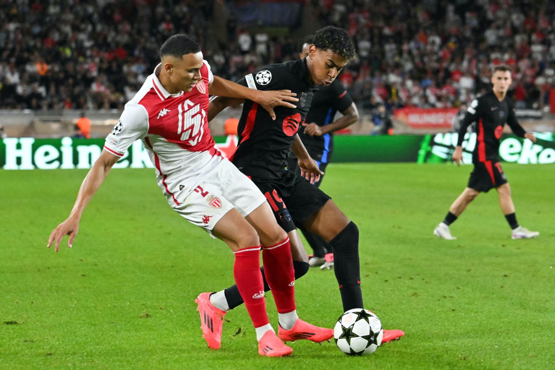 El defensor brasileño del Mónaco, Vanderson De Oliveira Campos lucha por el balón con el delantero español del Barcelona, Lamine Yamal, durante la primera ronda de la Liga de Campeones de la UEFA, partido de fútbol entre AS Monaco y FC Barcelona en el estadio Louis II en el Principado de Mónaco. Foto: AFP