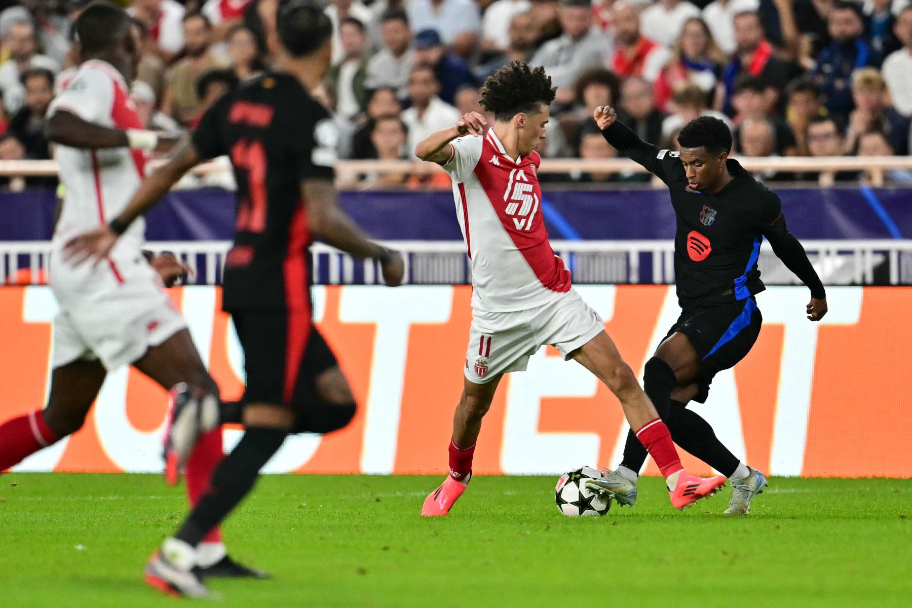 El centrocampista francés de Mónaco, Maghnes Akliouche, lucha por el balón con el defensor español del Barcelona, Alex Balde, durante la primera ronda de la Liga de Campeones de la UEFA, partido de fútbol entre AS Monaco y FC Barcelona en el estadio Louis II del Principado de Mónaco. Foto: AFP