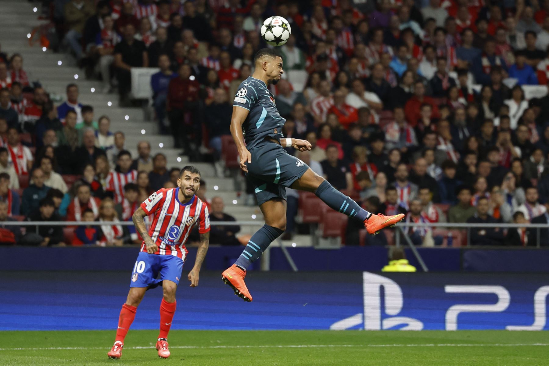 El defensor alemán del RB Leipzig, Benjamin Henrichs, cabecea el balón durante el partido de fútbol de primera ronda de la Liga de Campeones de la UEFA entre el Club Atlético de Madrid y el RB Leipzig en el estadio Metropolitano de Madrid el 19 de septiembre de 2024. Foto: AFP