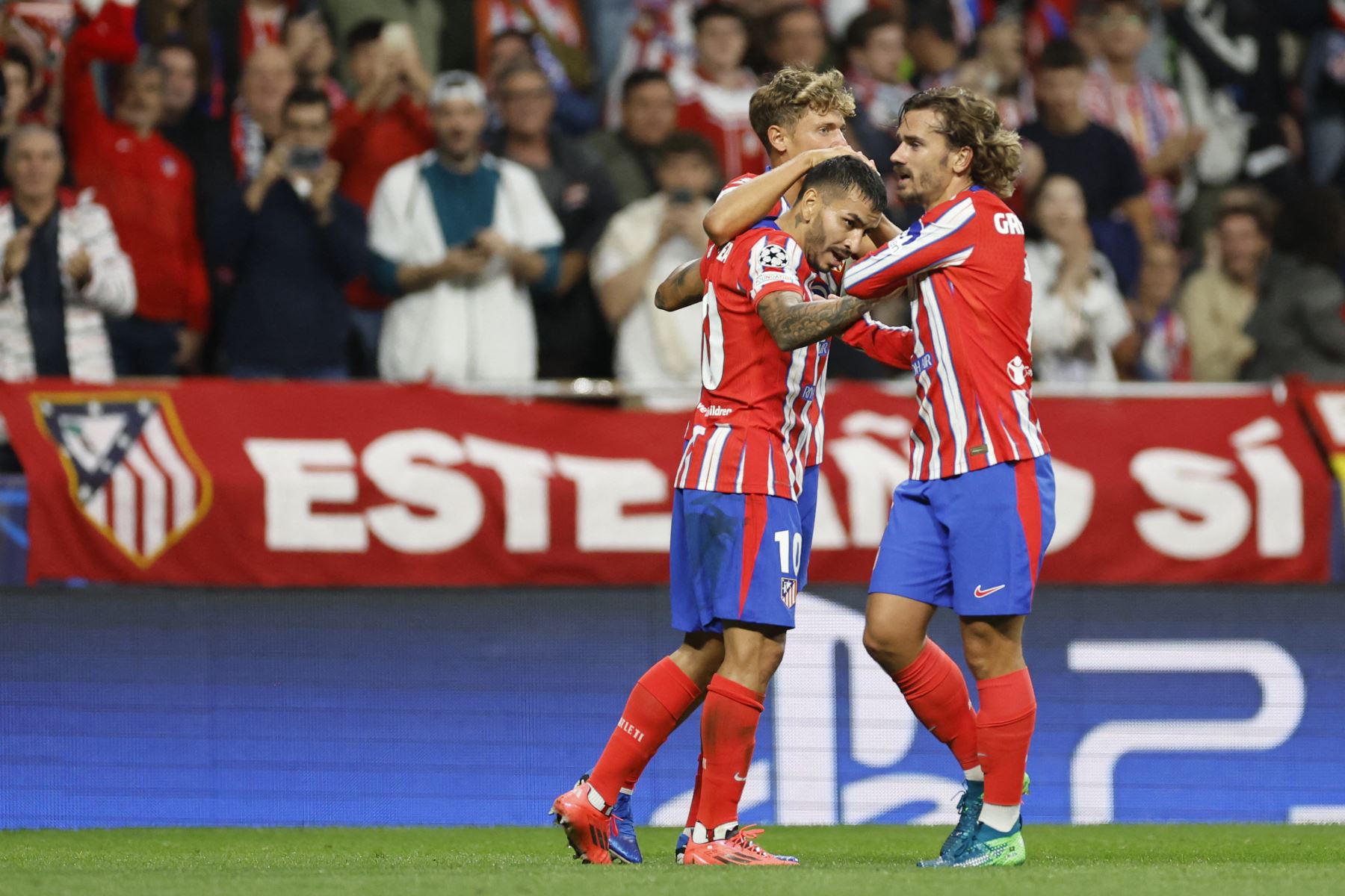 El delantero francés del Atlético de Madrid, Antoine Griezmann, celebra tras marcar el primer gol de su equipo durante el partido de fútbol de primera ronda de la Liga de Campeones de la UEFA entre el Club Atlético de Madrid y RB Leipzig en el estadio Metropolitano de Madrid. Foto: AFP