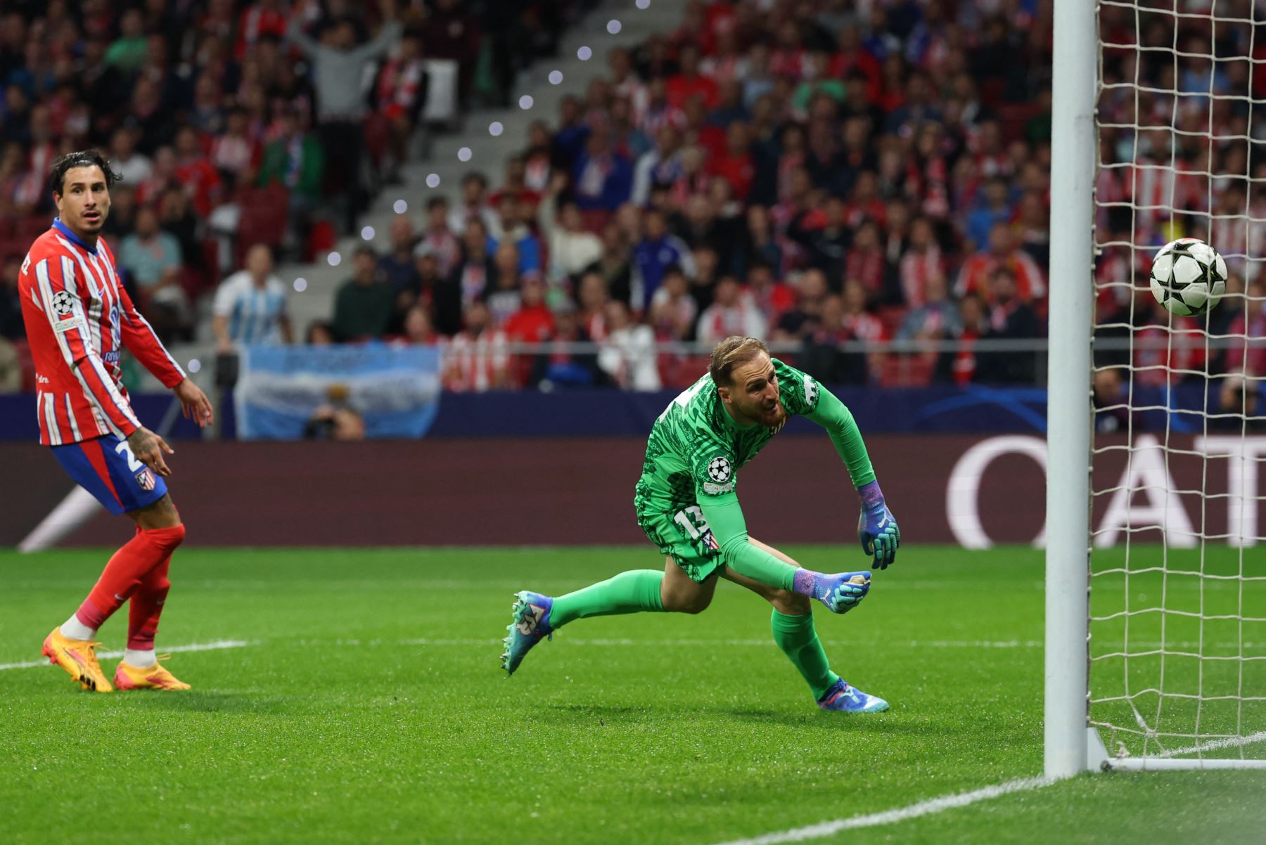 El portero esloveno del Atlético de Madrid, Jan Oblak, concede el gol inicial marcado por el delantero esloveno del RB Leipzig, Benjamin Sesko, durante el partido de fútbol de primera ronda de la Liga de Campeones de la UEFA entre el Club Atlético de Madrid y el RB Leipzig en el estadio Metropolitano de Madrid. Foto: AFP