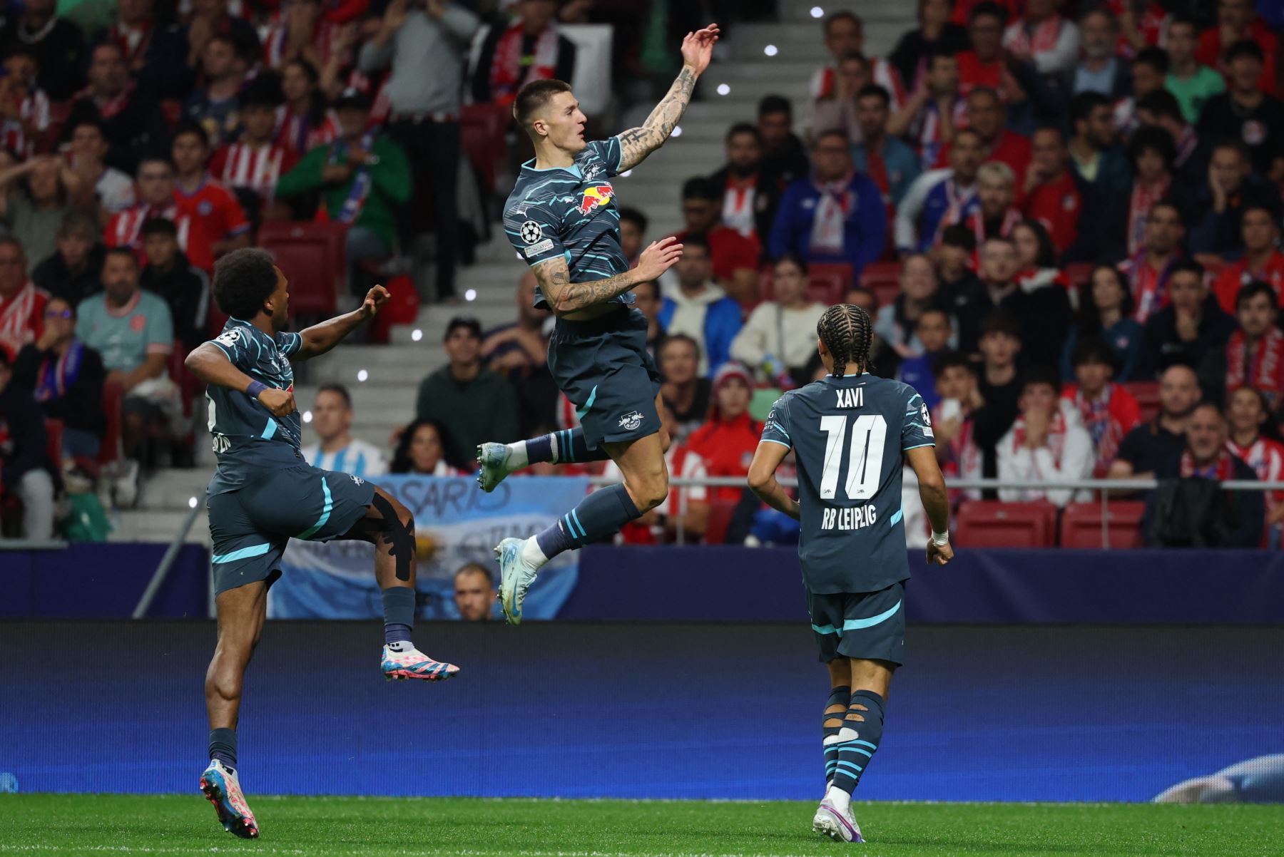 El delantero esloveno del RB Leipzig, Benjamin Sesko, celebra tras marcar el gol inicial durante el partido de fútbol de la primera ronda de la Liga de Campeones de la UEFA entre el Club Atlético de Madrid y el RB Leipzig en el estadio Metropolitano de Madrid. Foto: AFP