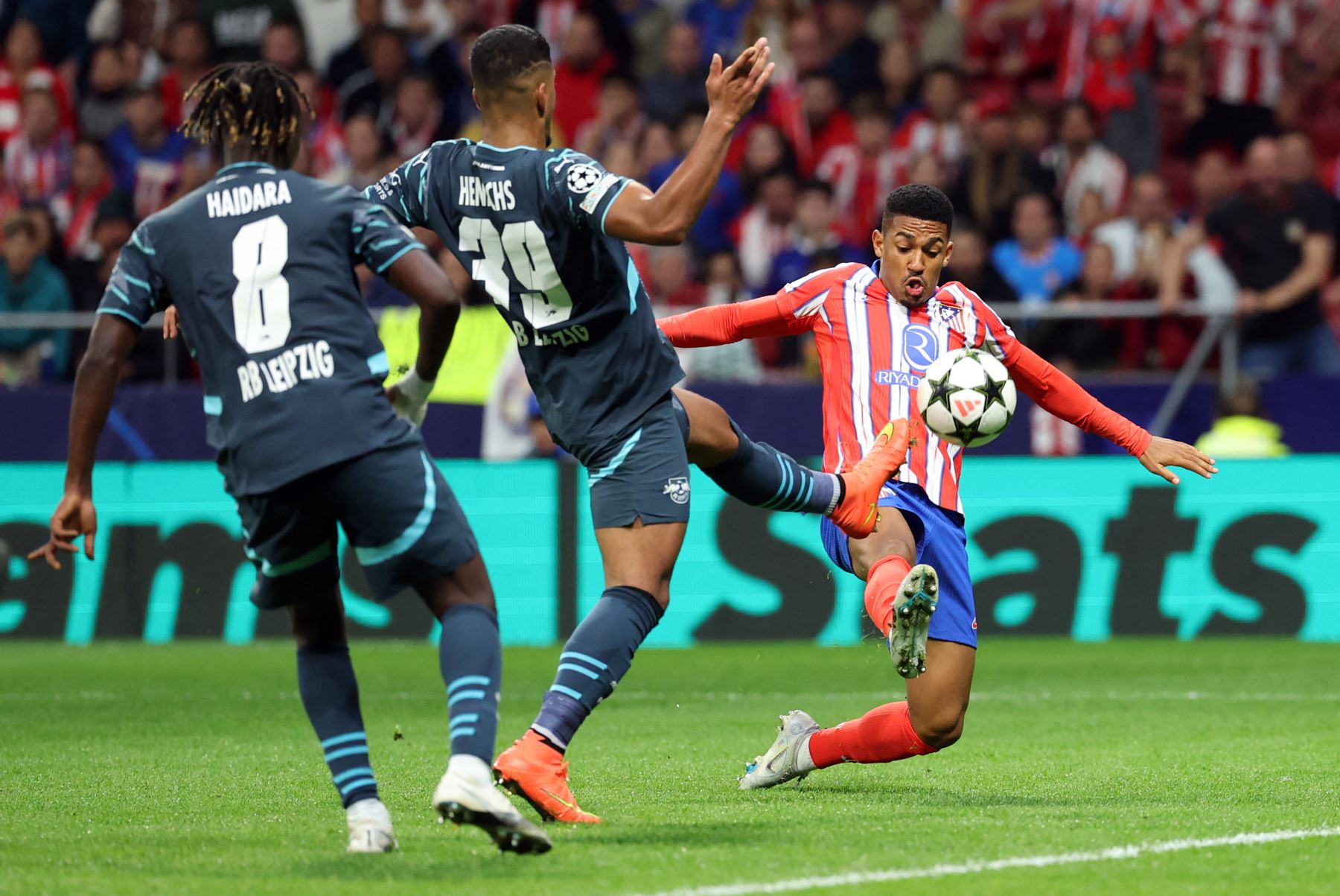 El delantero brasileño del Atlético de Madrid, Samuel Dias Lino, es desafiado por el centrocampista maliense del RB Leipzig, Amadou Haidara, y el defensor alemán del RB Leipzig, Benjamin Henrichs, durante el partido de fútbol de la primera ronda de la Liga de Campeones de la UEFA entre el Club Atlético de Madrid y el RB Leipzig en el estadio Metropolitano de Madrid. Foto: AFP