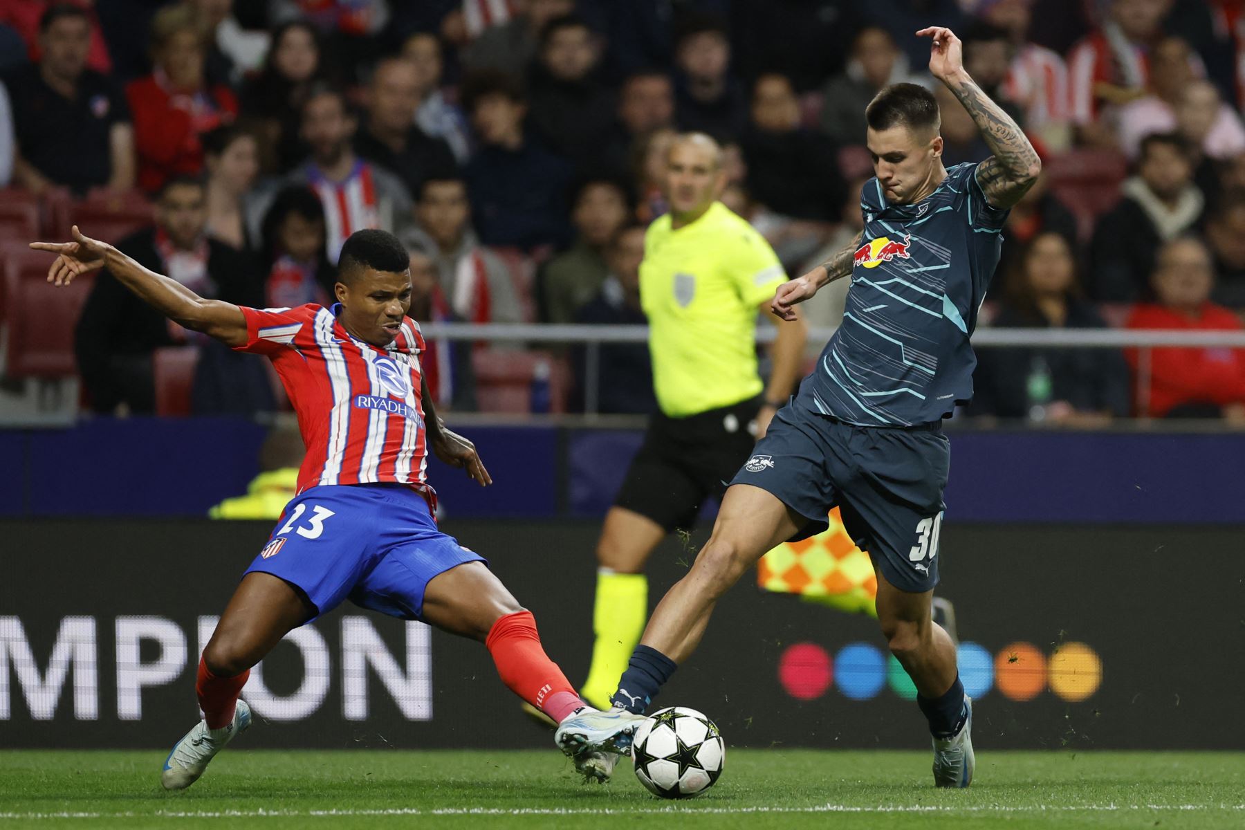 El defensor mozambiqueño del Atlético de Madrid, Reinildo Mandava, y el delantero esloveno del RB Leipzig, Benjamin Sesko, compiten por el balón durante el partido de fútbol de la primera ronda de la Liga de Campeones de la UEFA entre el Club Atlético de Madrid y el RB Leipzig en el estadio Metropolitano de Madrid. Foto: AFP