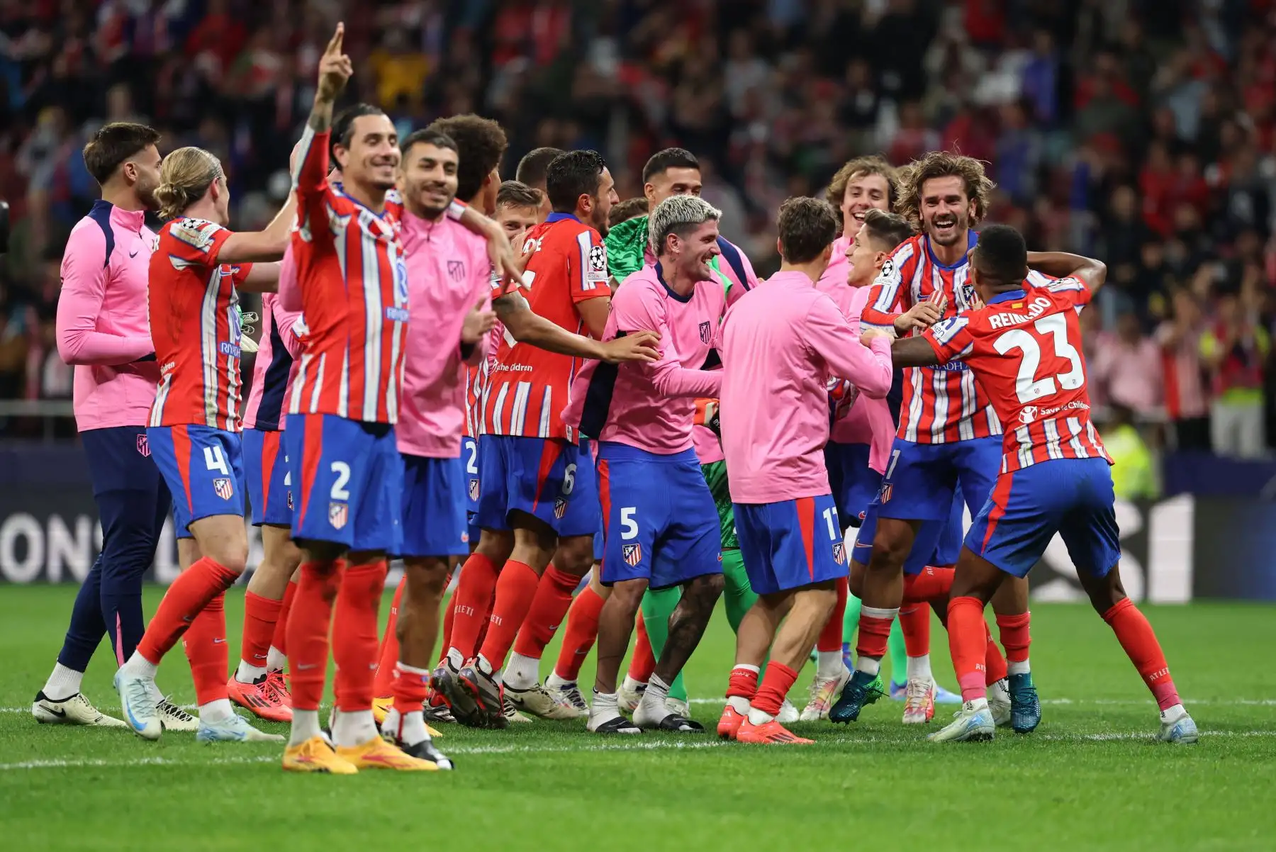 Los jugadores del Atlético de Madrid celebran su victoria al final del partido de fútbol de la primera ronda de la UEFA Champions League entre el Club Atlético de Madrid y el RB Leipzig. Foto: ANDINA/AFP