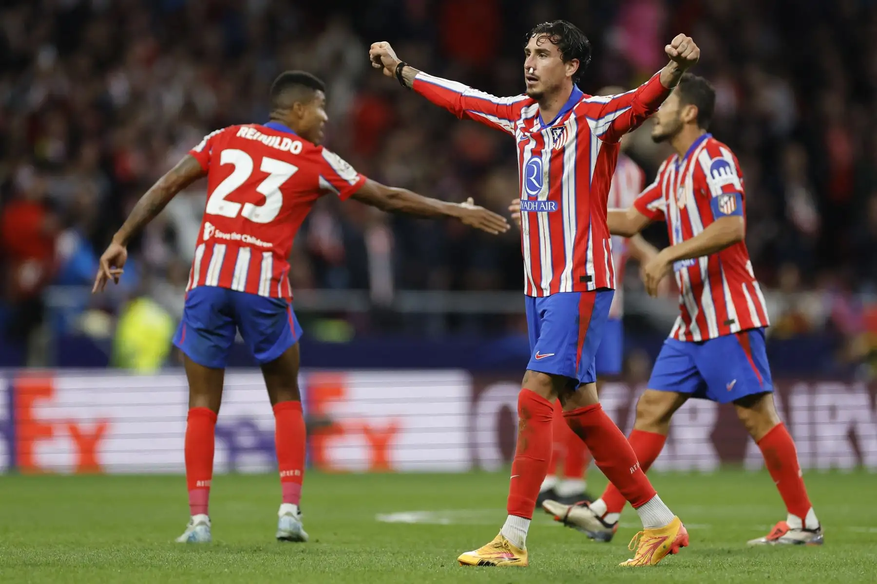 El defensa uruguayo del Atlético de Madrid, José Giménez, celebra el segundo gol de su equipo durante el partido de fútbol de la primera ronda de la UEFA Champions League entre el Club Atlético de Madrid y el RB Leipzig.
Foto: ANDINA/AFP
