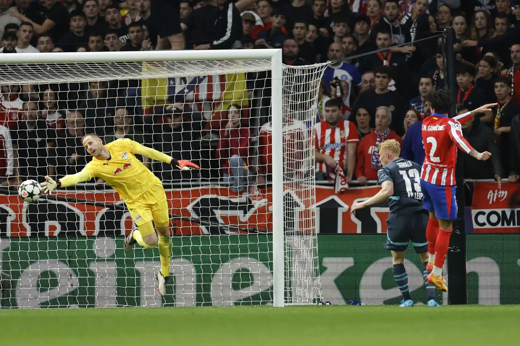 El defensa uruguayo del Atlético de Madrid, José Giménez, marca el segundo gol de su equipo durante el partido de fútbol de la primera ronda de la UEFA Champions League entre el Club Atlético de Madrid y el RB Leipzig. Foto: ANDINA/AFP
