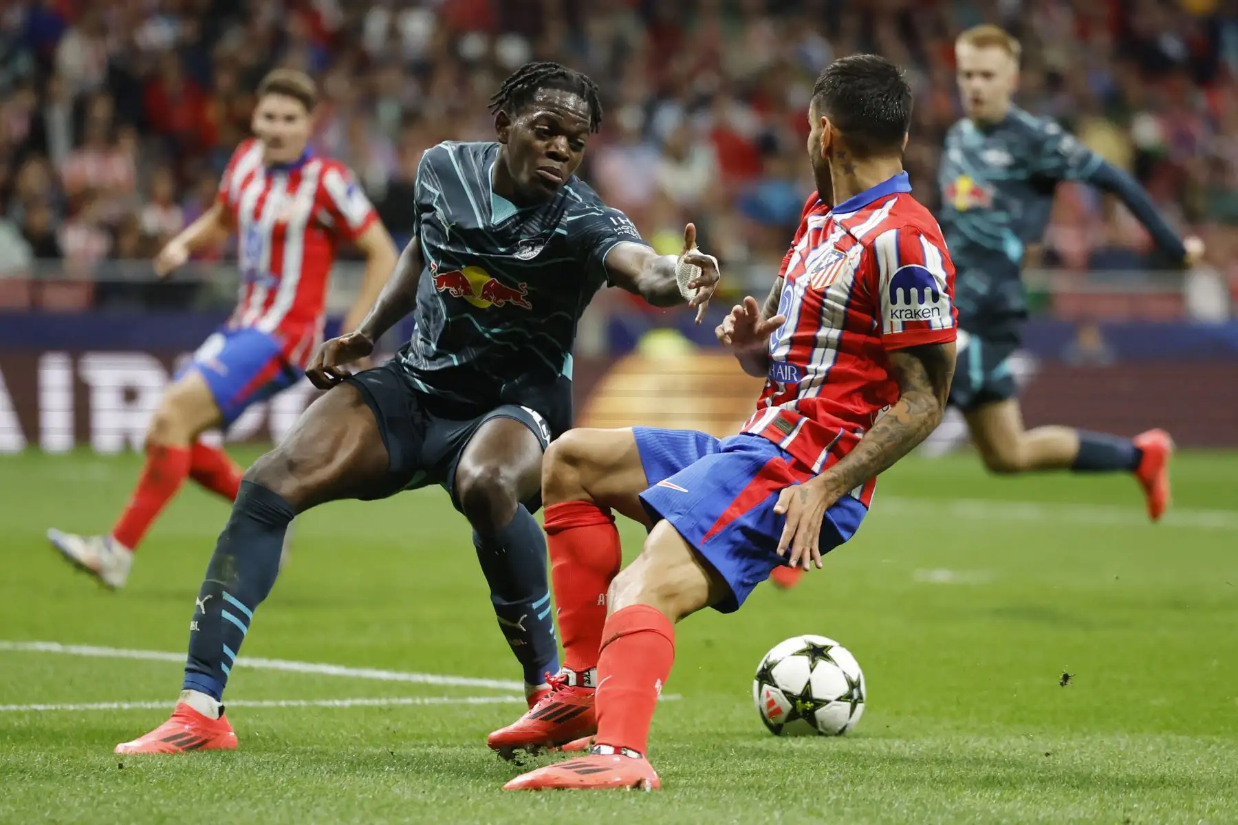 El delantero argentino del Atlético de Madrid, Ángel Correa, y el defensa francés del RB Leipzig, Castello Lukeba, compiten por el balón durante el partido de fútbol de la primera ronda de la UEFA Champions League entre el Club Atlético de Madrid y el RB Leipzig. Foto: ANDINA/AFP