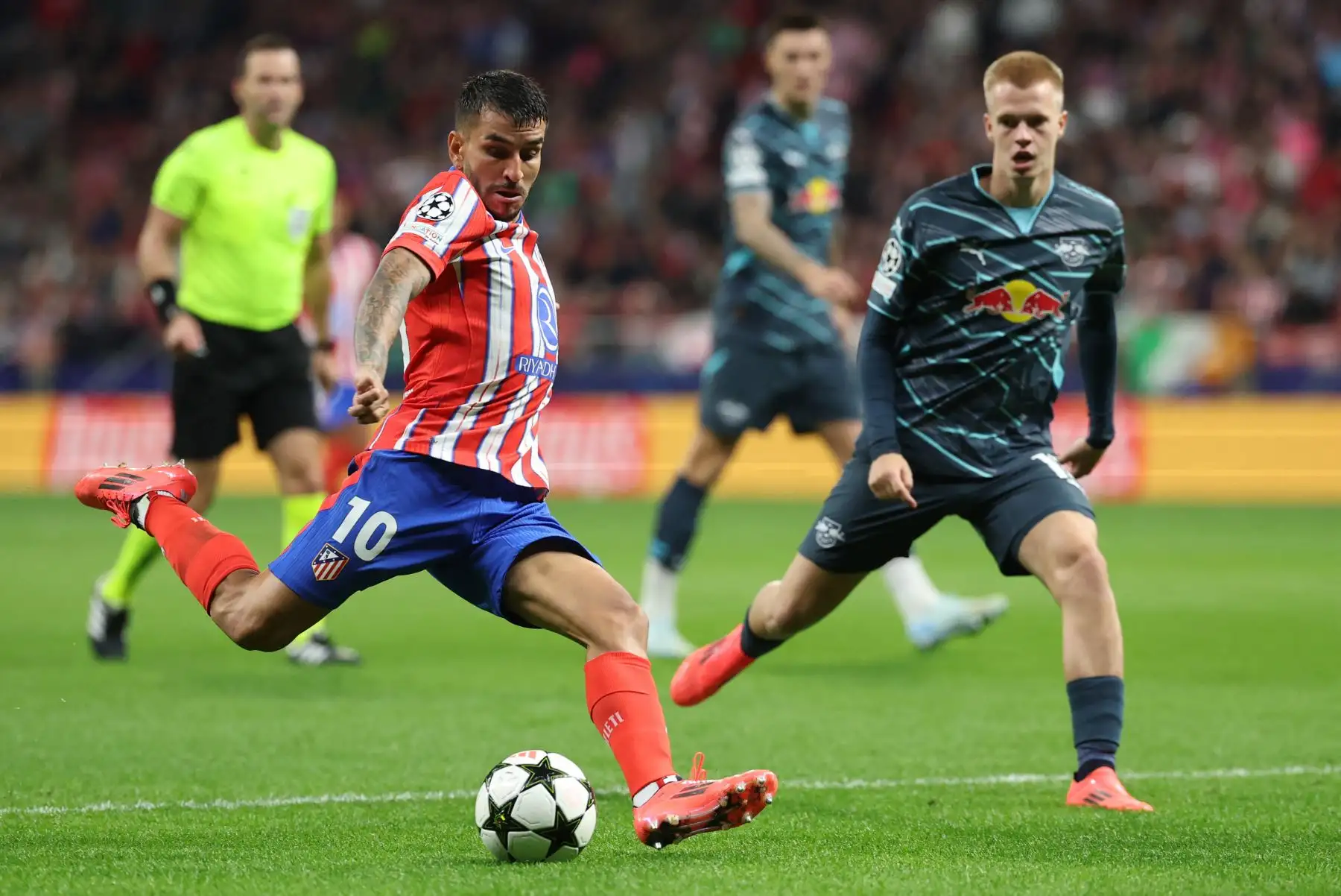 El delantero argentino del Atlético de Madrid, Ángel Correa, y el centrocampista belga  del RB Leipzig, Arthur Vermeeren, compiten por el balón durante el partido de fútbol de la primera ronda de la UEFA Champions League entre el Club Atlético de Madrid y el RB Leipzig. Foto: ANDINA/AFP