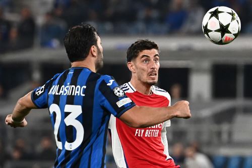 Partido de fútbol de primera ronda de la Liga de Campeones de la UEFA entre el Arsenal (0) y Atalanta (0).