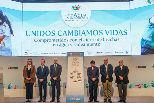 Ministro de Vivienda, Construcción y Saneamiento, Durich Whittembury, firmó el pacto "Unidos por Agua y el Saneamiento". Foto. Cortesía.