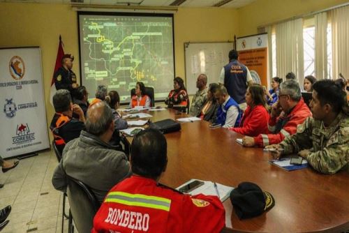 Se dispuso que un equipo técnico liderado por los bomberos, y conformado por el Ejército y Sernanp se trasladen en las próximas horas a la zona afectada.