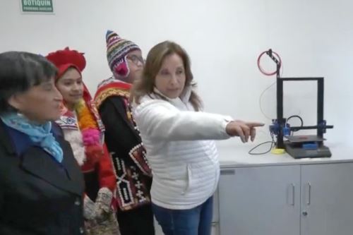 Dina Boluarte, Presidenta de la República, inauguró institución educativa en Ate. Foto: captura TV.