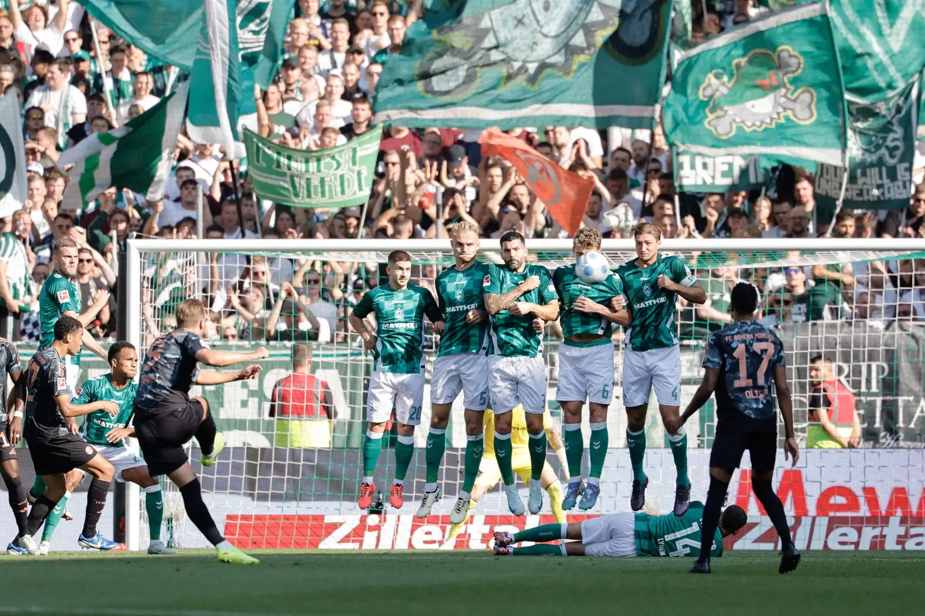 El delantero inglés del Bayern Munich Harry Kane patea un tiro libre durante el partido de fútbol de la primera división alemana, la Bundesliga, entre el SV Werder Bremen y el FC Bayern Munich en Bremen, en el norte de Alemania. Foto. ANDINA/AFP