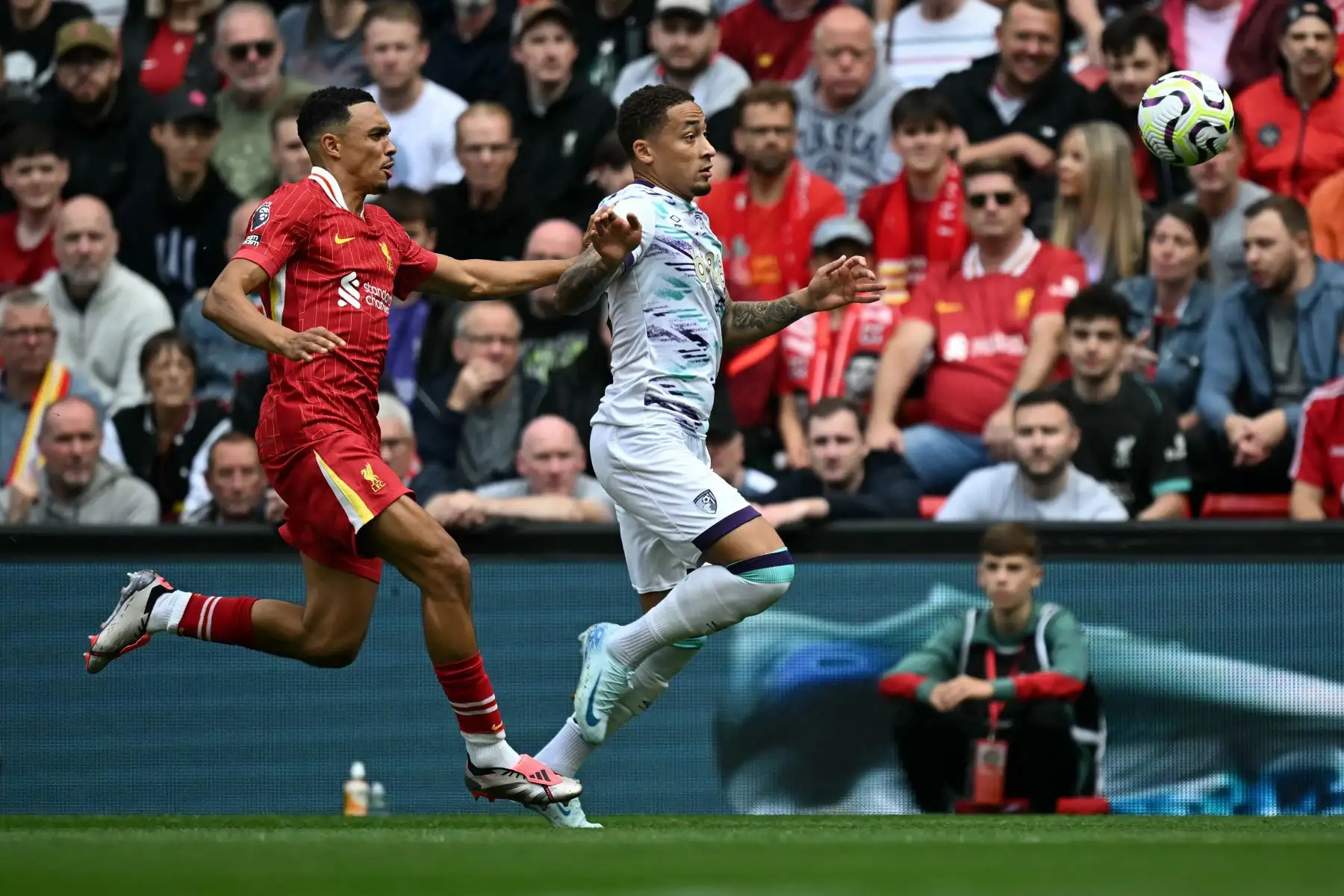 Español El defensa inglés  del Liverpool, Trent Alexander-Arnold, desafía al centrocampista inglés del Bournemouth, Marcus Tavernier, durante el partido de fútbol de la Premier League inglesa entre Liverpool y Bournemouth en Anfield en Liverpool, noroeste de Inglaterra. 
Foto: ANDINA/AFP