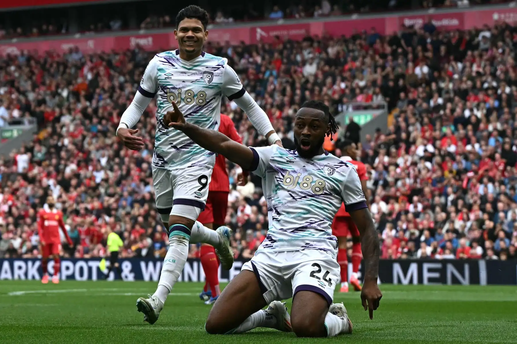 El delantero ghanés del Bournemouth, Antoine Semenyo, reacciona después de marcar un gol que fue anulado por fuera de juego durante el partido de fútbol de la Premier League inglesa entre Liverpool y Bournemouth en Anfield en Liverpool, noroeste de Inglaterra. 
Foto: ANDINA/AFP