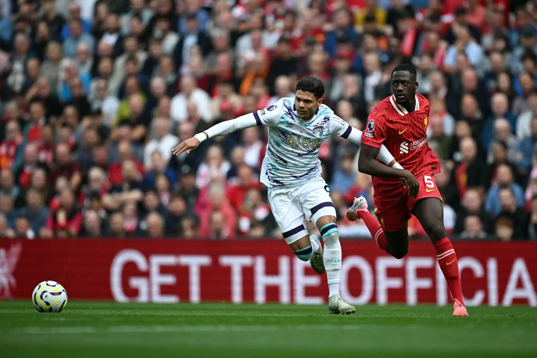 El delantero brasileño Evanilson del Bournemouth desafía al defensor francés  Ibrahima Konate del Liverpool durante el partido de fútbol de la Premier League inglesa entre Liverpool y Bournemouth en Anfield en Liverpool, noroeste de Inglaterra. 
Foto: ANDINA/AFP