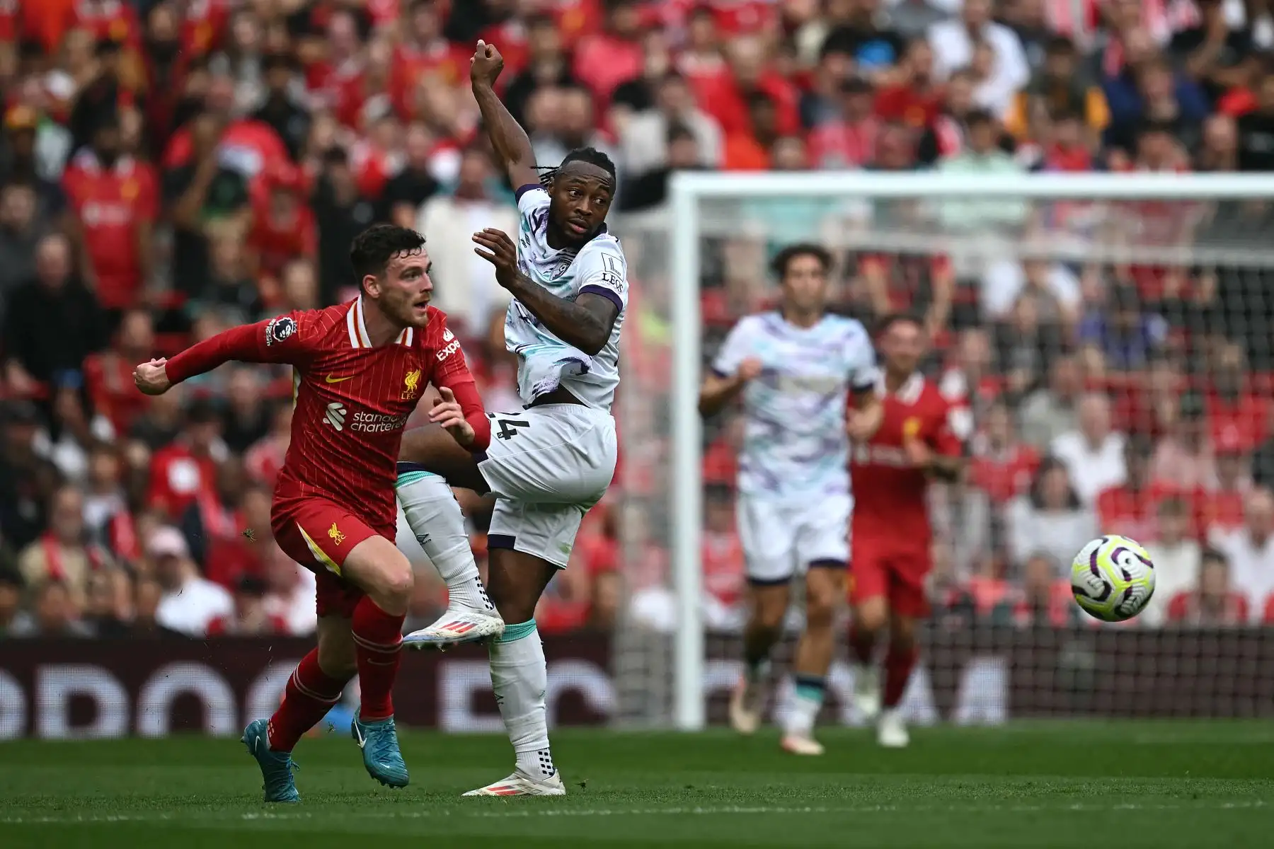 El defensa escocés del Liverpool, el número, Andrew Robertson, desafía al delantero ghanés del Bournemouth, Antoine Semenyo, durante el partido de fútbol de la Premier League inglesa entre el Liverpool y el Bournemouth en Anfield, en Liverpool, noroeste de Inglaterra. 
Foto. ANDINA/AFP