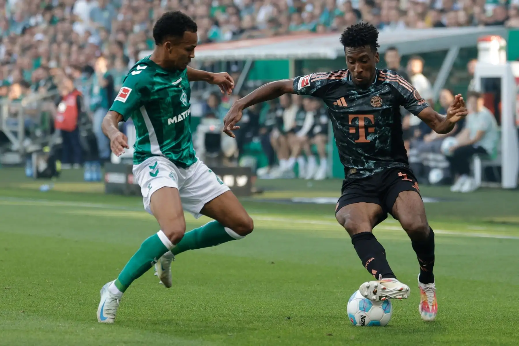 El defensa alemán del Bremen, Felix Agu, y el delantero francés del Bayern Munich, Kingsley Coman, compiten por el balón durante el partido de fútbol de la primera división alemana, la Bundesliga, entre el SV Werder Bremen y el FC Bayern Munich en Bremen. en el norte de Alemania. 
Foto. ANDINA/AFP