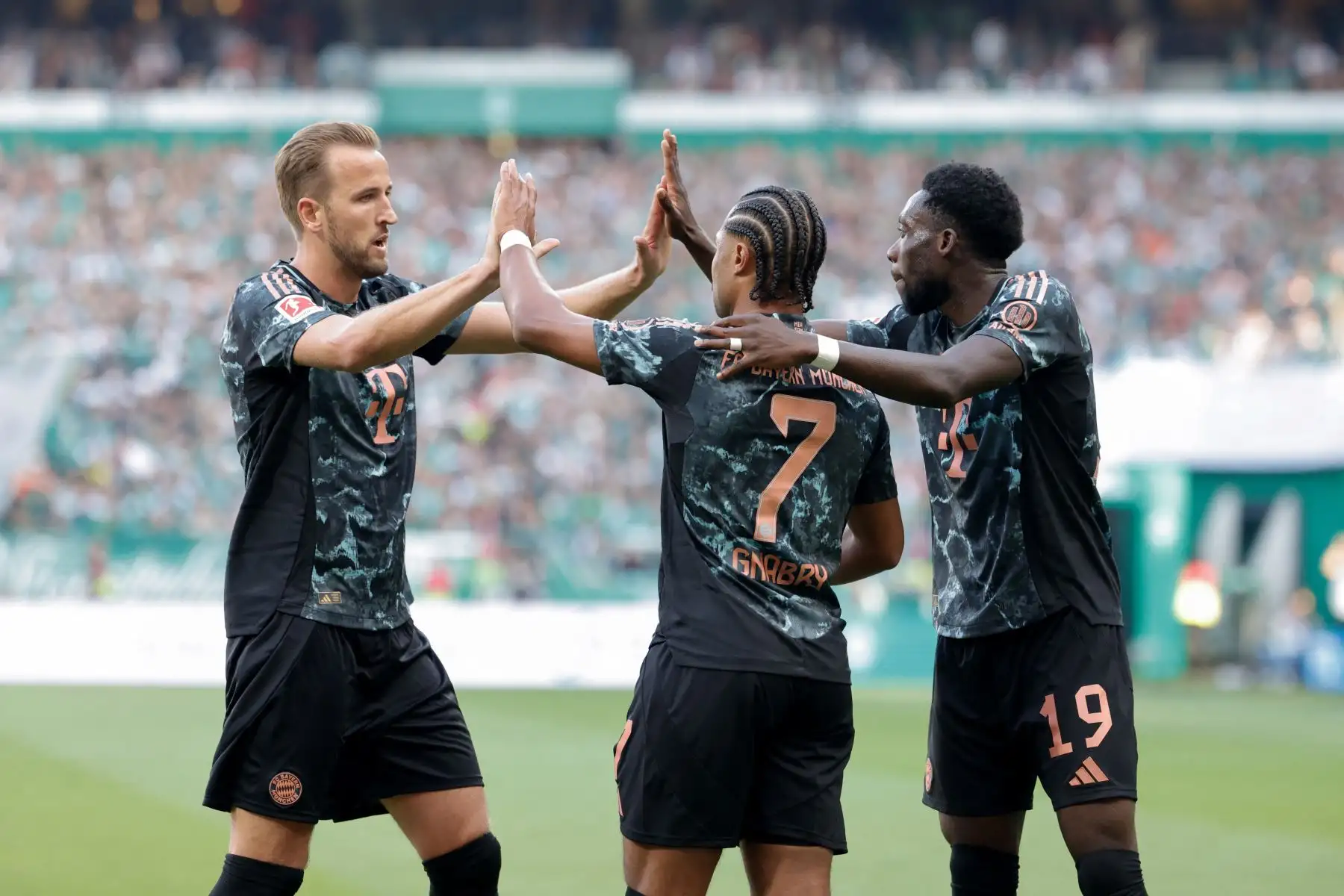 El delantero alemán del Bayern Munich Serge Gnabry celebra después de anotar el gol del 0-5 con el delantero inglés del Bayern Munich Harry Kane  y el defensor canadiense del Bayern Munich Alphonso Davies durante el partido de fútbol de la primera división alemana Bundesliga entre SV Werder Bremen y FC Bayern Munich en Bremen, norte de Alemania. 
Foto: ANDINA/AFP