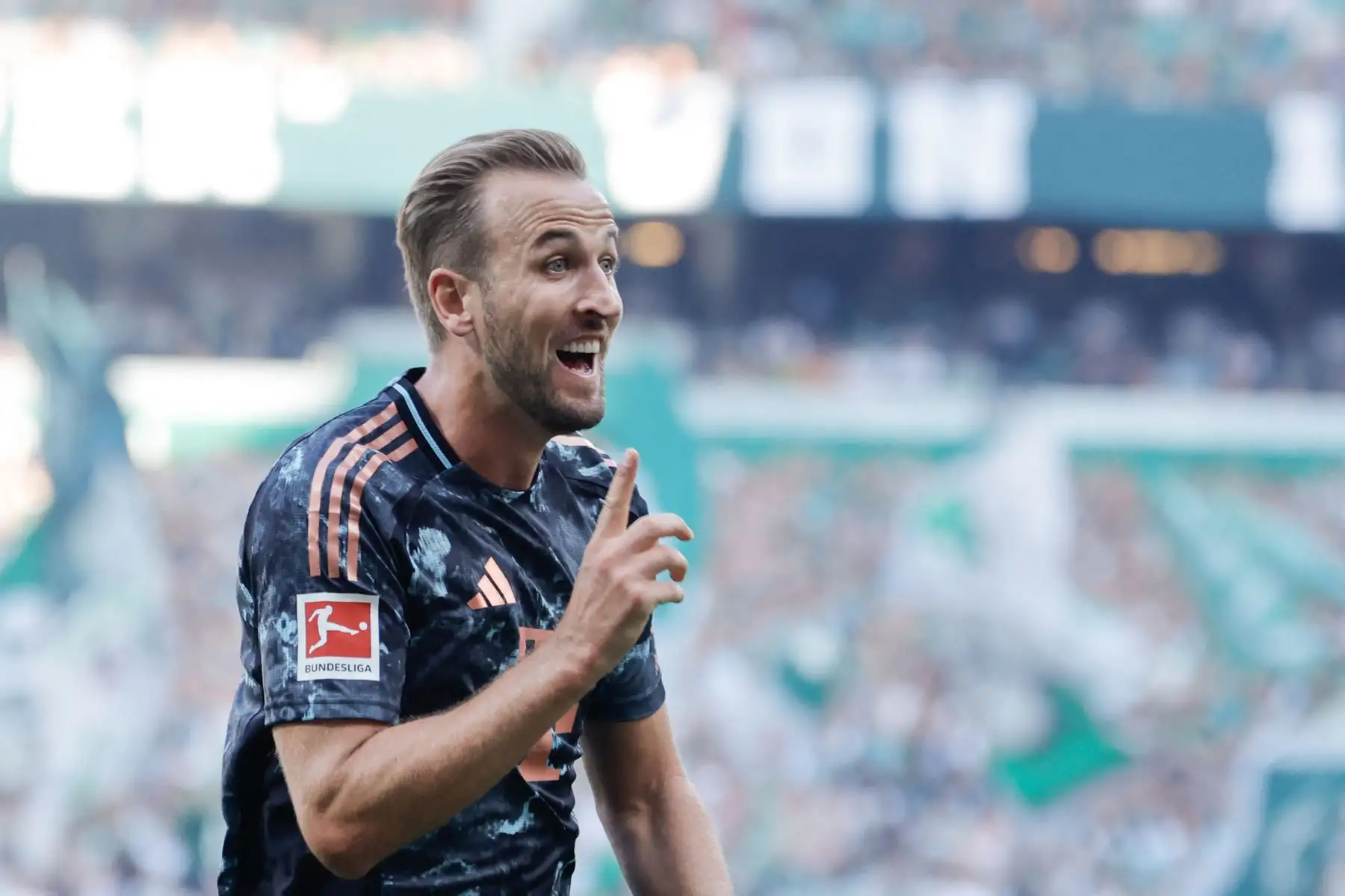 El delantero inglés del Bayern Munich, Harry Kane, celebra después de anotar el gol del 0-3 durante el partido de fútbol de la primera división alemana, la Bundesliga, entre el SV Werder Bremen y el FC Bayern Munich en Bremen, en el norte de Alemania. Foto: ANDINA/AFP