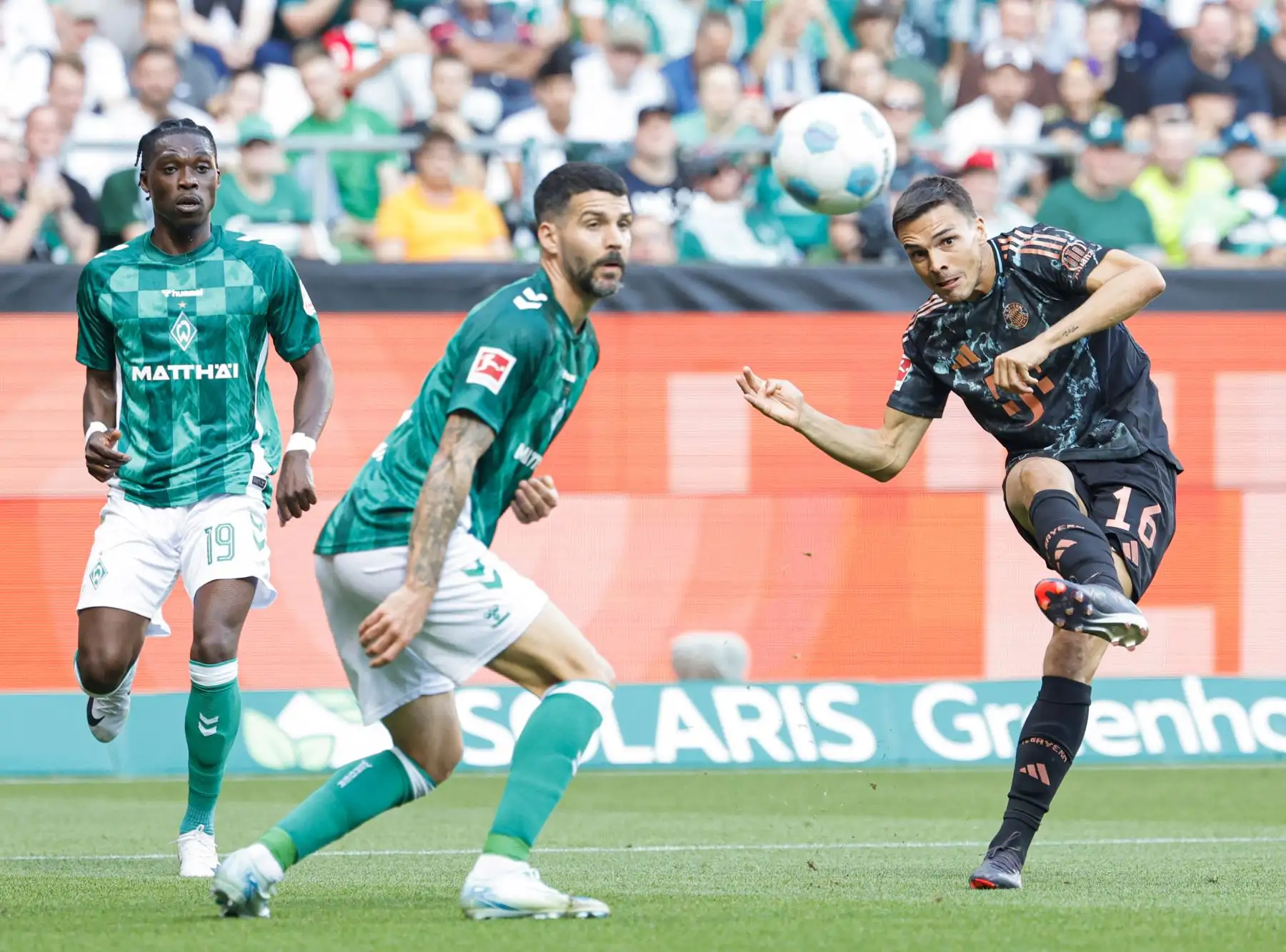 El centrocampista portugués del Bayern Munich Joao Palhinha patea el balón durante el partido de fútbol de la primera división alemana Bundesliga entre SV Werder Bremen y FC Bayern Munich en Bremen, norte de Alemania. 
Foto: ANDINA/AFP