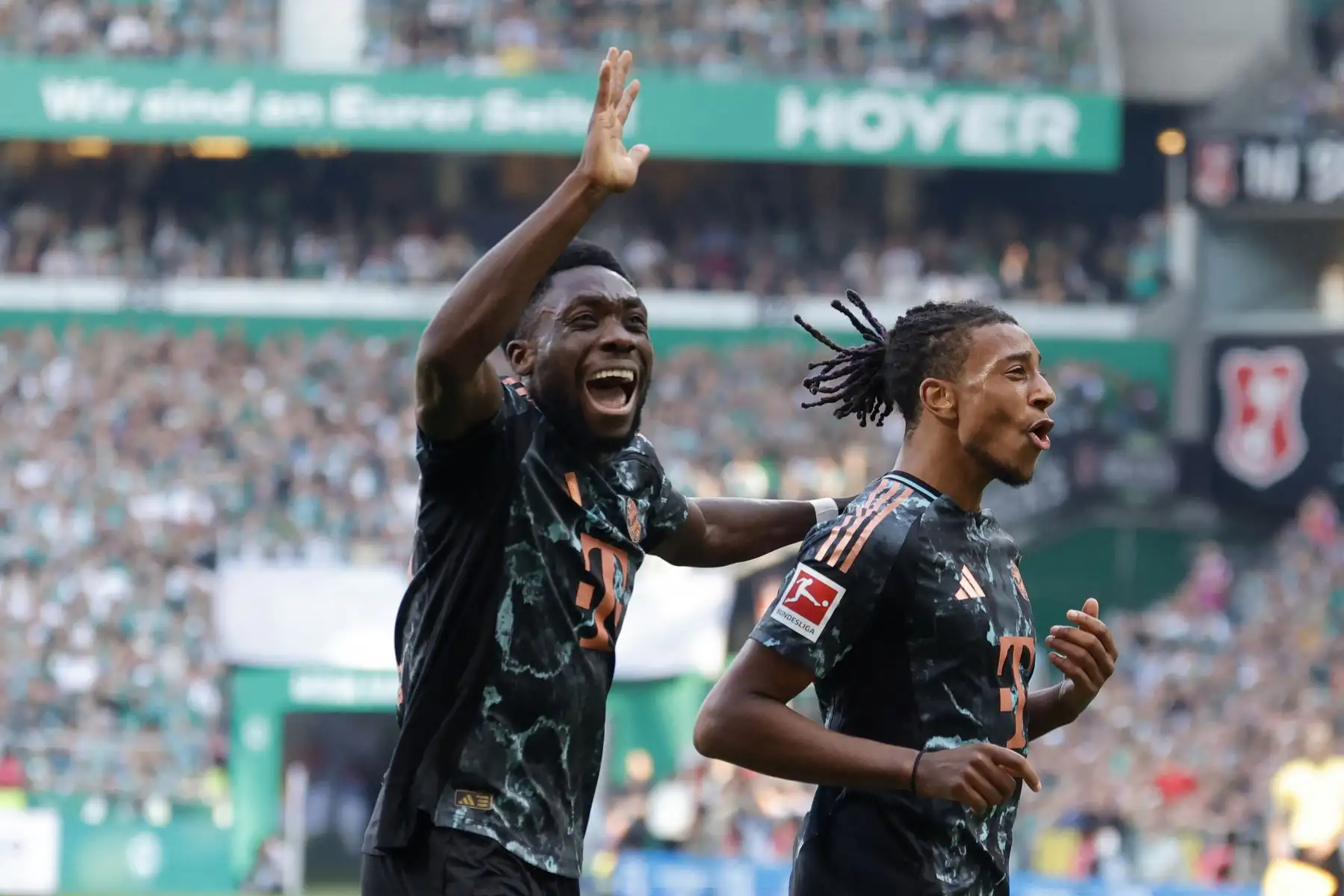 Español El centrocampista francés del Bayern Munich  Michael Olise celebra con el defensor canadiense del Bayern Munich Alphonso Davies después de anotar el gol 0-4 durante el partido de fútbol de la primera división alemana Bundesliga entre SV Werder Bremen y FC Bayern Munich en Bremen, norte de Alemania. Foto: ANDINA/AFP