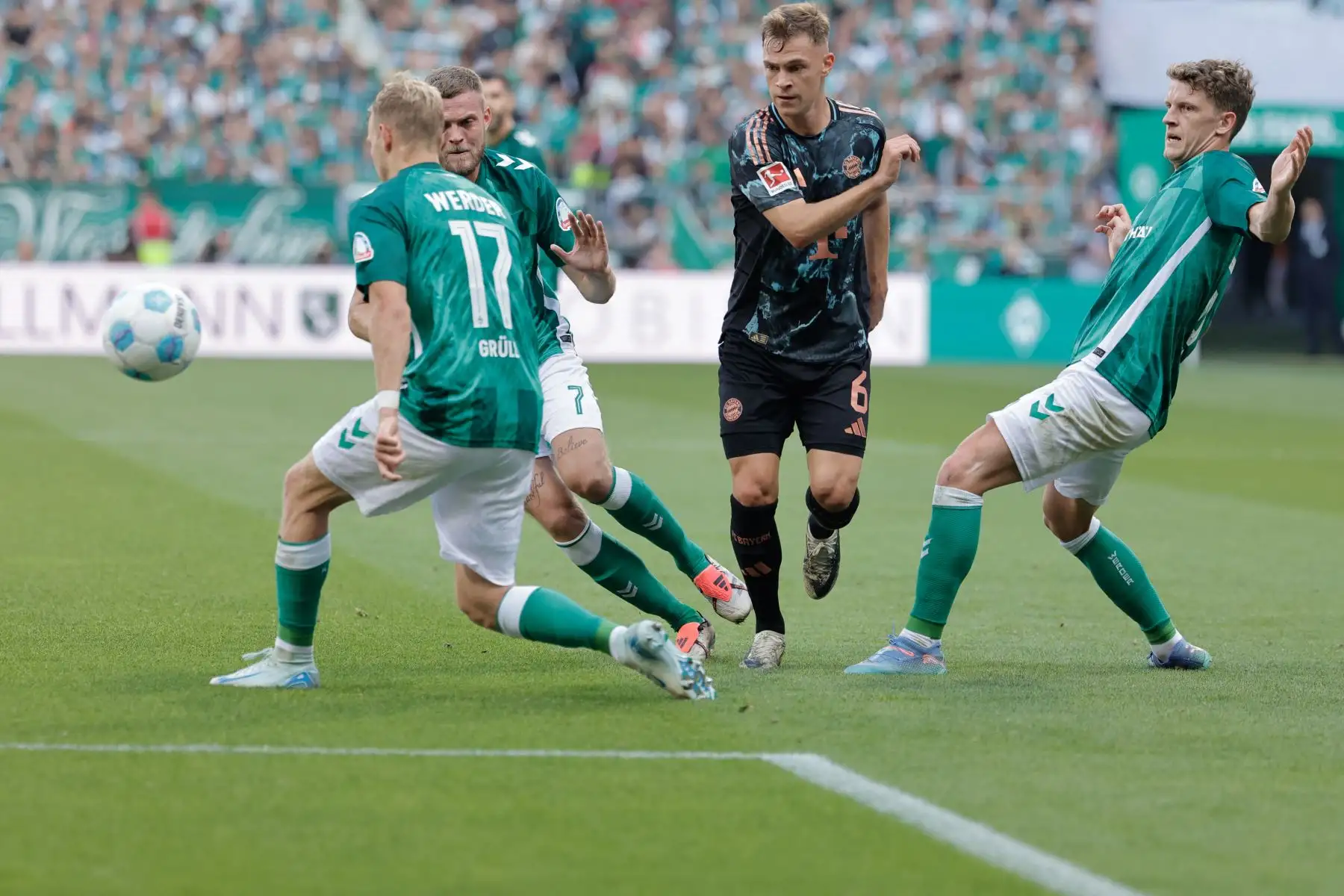 El delantero austríaco del Bremen Marco Gruell, el delantero alemán del Bremen Marvin Ducksch y el centrocampista alemán del Bayern Munich Joshua Kimmich compiten por el balón durante el partido de fútbol de la primera división alemana Bundesliga entre SV Werder Bremen y FC Bayern Munich en Bremen, norte de Alemania. Foto. ANDINA/AFP
