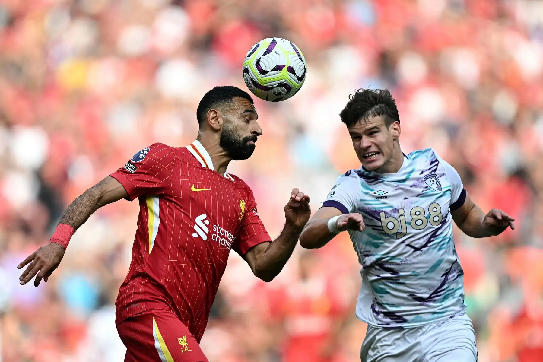 El delantero egipcio del Liverpool, Mohamed Salah, cabecea el balón con el defensor húngaro del Bournemouth, Milos Kerkez, durante el partido de fútbol de la Premier League inglesa entre Liverpool y Bournemouth en Anfield en Liverpool, noroeste de Inglaterra. 
Foto: ANDINA/AFP