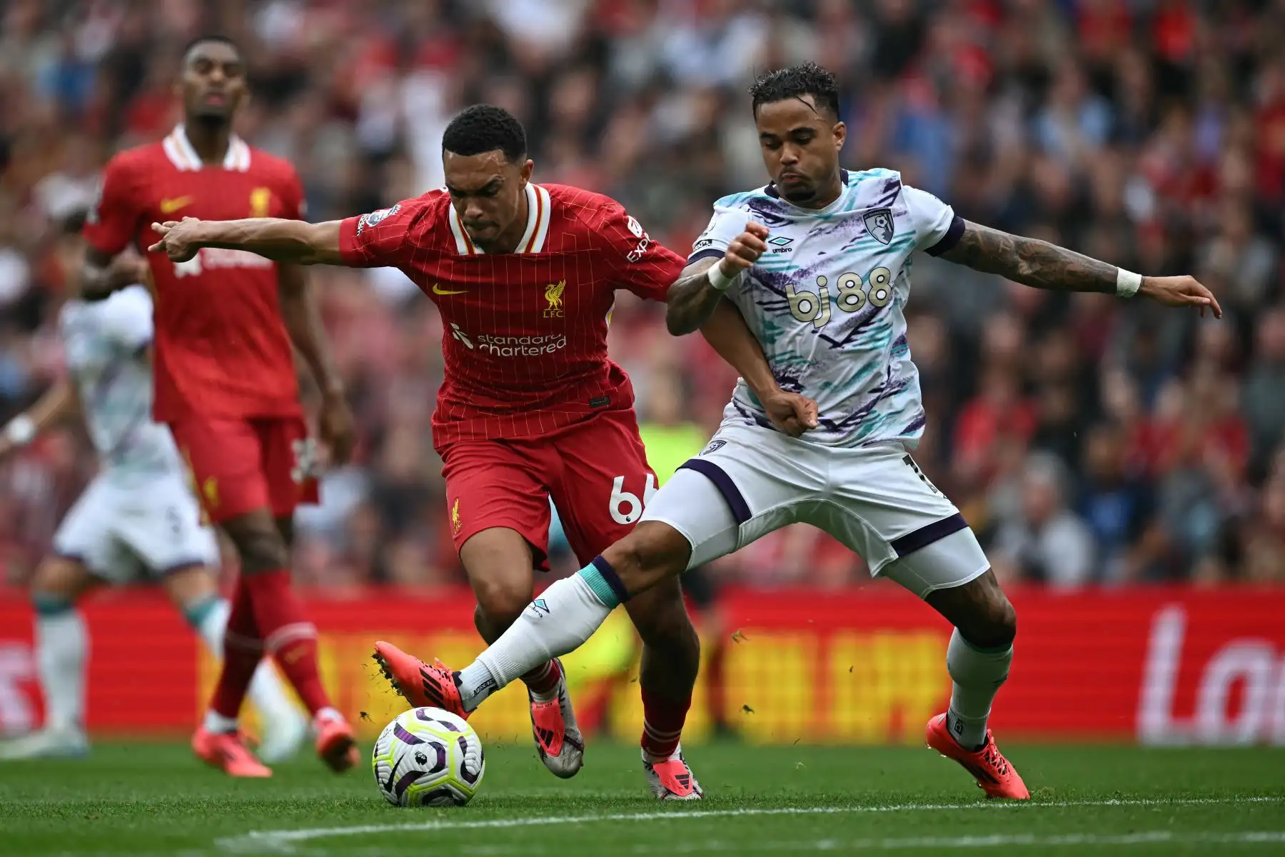 Español El defensa inglés del Liverpool, Trent Alexander-Arnold, desafía al delantero holandés del Bournemouth, Justin Kluivert, durante el partido de fútbol de la Premier League inglesa entre Liverpool y Bournemouth en Anfield en Liverpool, noroeste de Inglaterra. Foto: ANDINA/AFP