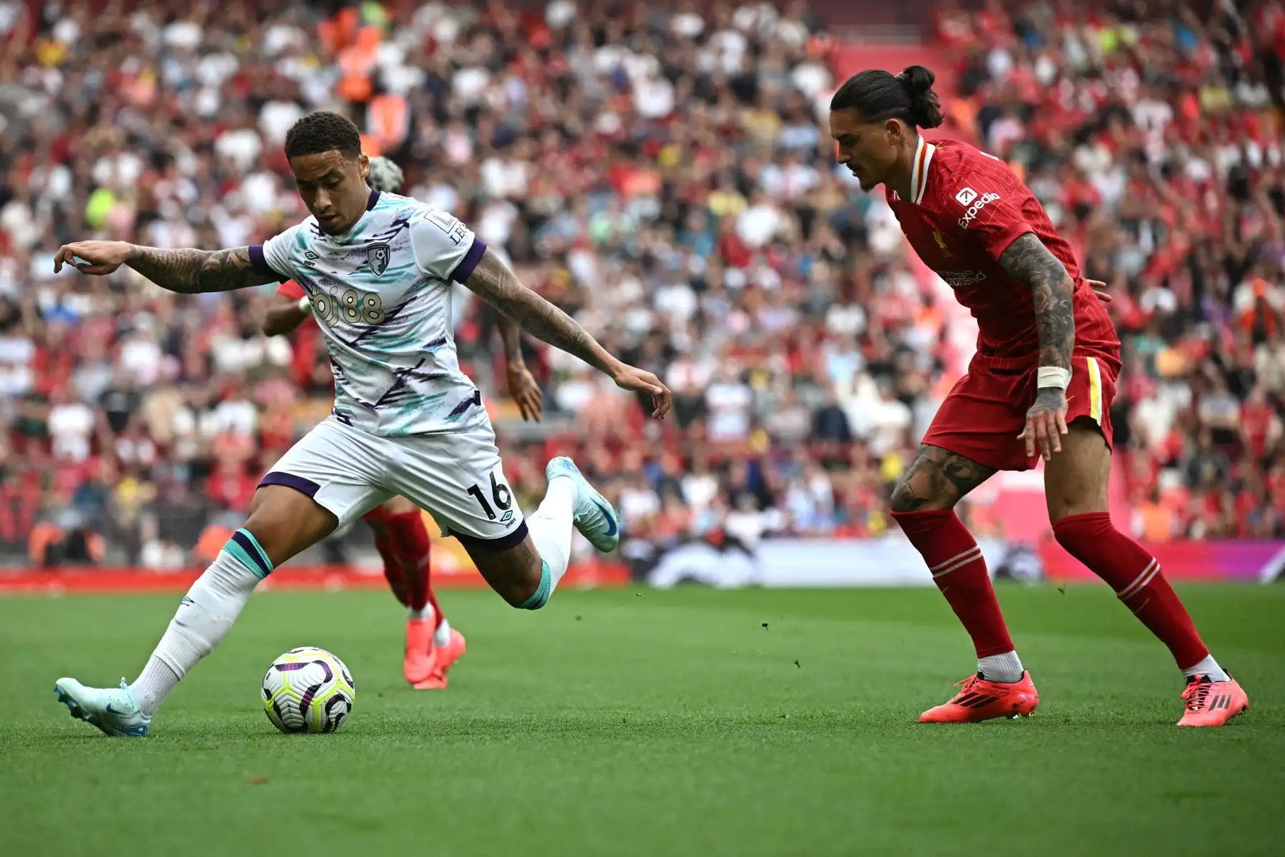 El centrocampista inglés del Bournemouth  Marcus Tavernier desafía al delantero uruguayo del Liverpool Darwin Núñez durante el partido de fútbol de la Premier League inglesa entre Liverpool y Bournemouth en Anfield en Liverpool, noroeste de Inglaterra. Foto: ANDINA/AFP