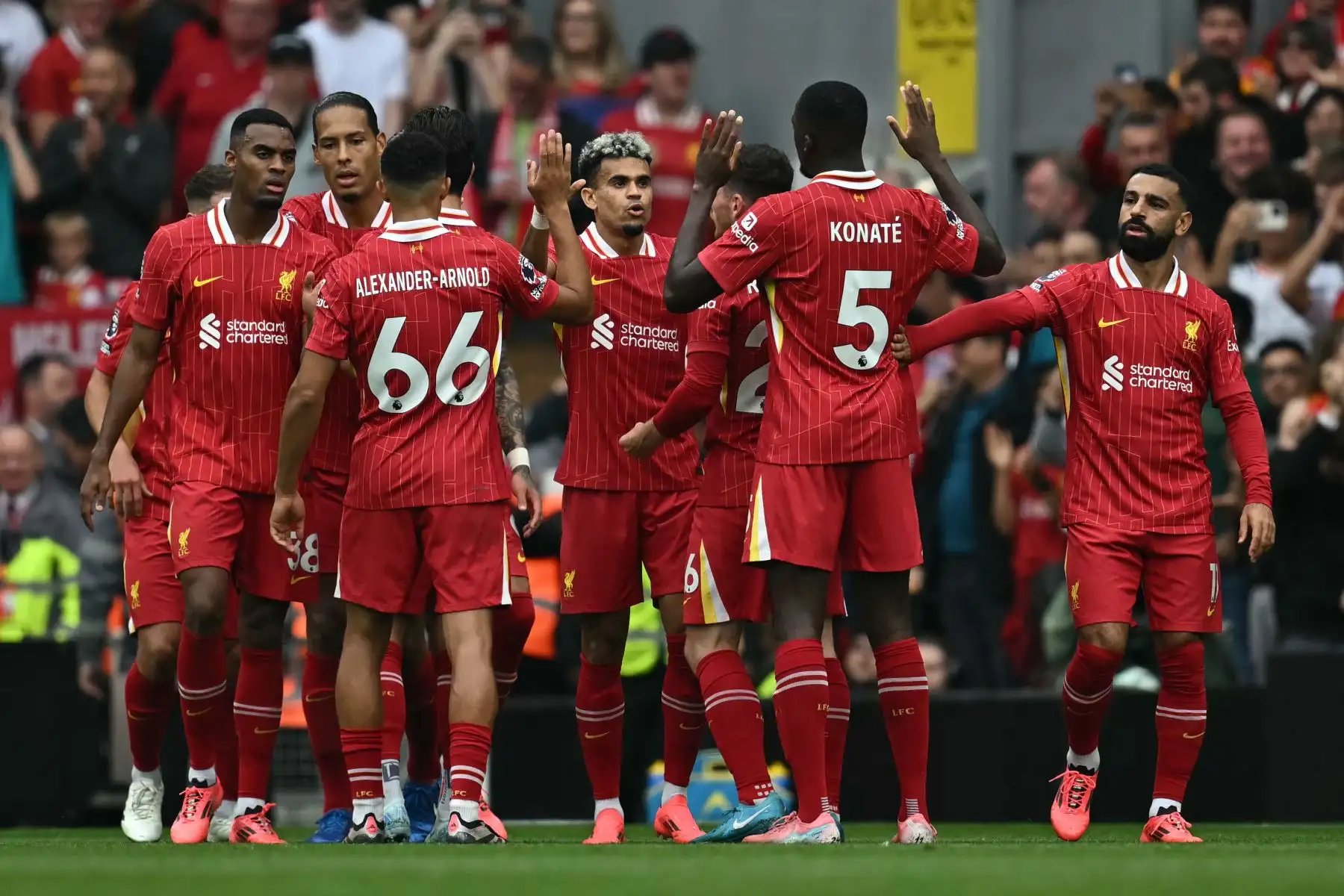 El mediocampista colombiano del Liverpool Luis Díaz celebra con sus compañeros de equipo después de anotar el primer gol de su equipo durante el partido de fútbol de la Premier League inglesa entre Liverpool y Bournemouth en Anfield en Liverpool, noroeste de Inglaterra.
Foto: ANDINA/AFP
