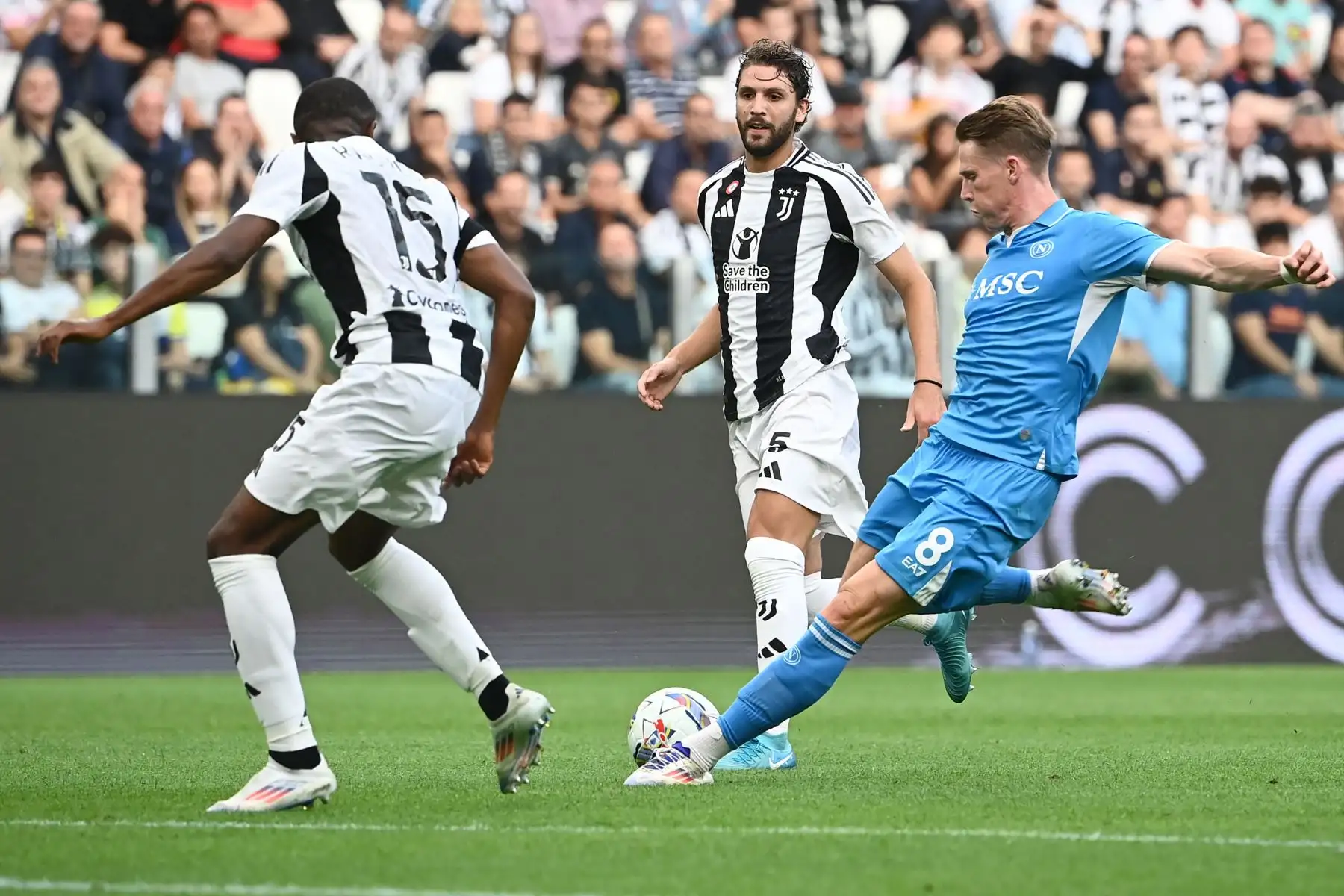 El centrocampista escocés del Napoli Scott McTominay lucha por el balón con el defensor francés de la Juventus Pierre Kalulu  y el centrocampista italiano de la Juventus  Manuel Locatelli (centro) durante un partido de fútbol de la Serie A italiana entre la Juventus y el Napoli en el Allianz Stadium en Turín. 
Foto: ANDINA/ AFP